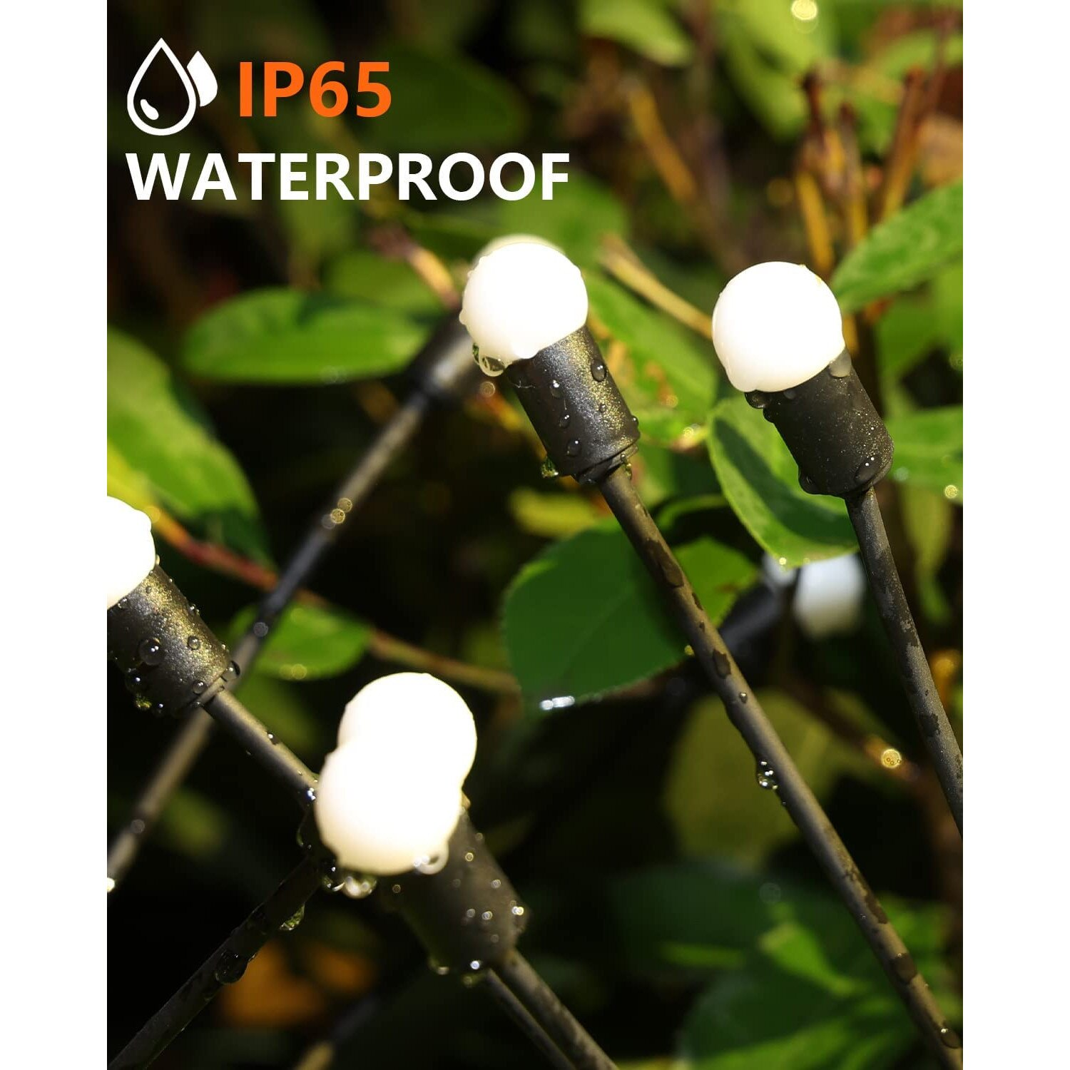 Wasserdichte IP65 Gartenleuchten mit weißen Glühbirnen an dünnen schwarzen Stäben zwischen grünen Blättern.