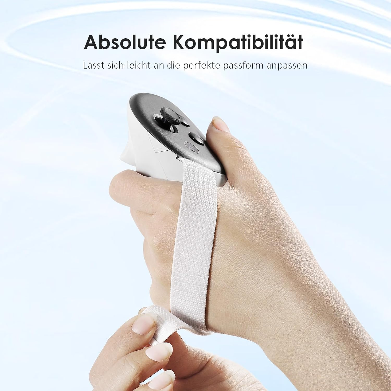 Eine Hand passt den weißen Gurt eines VR-Controllers mit schwarzem Griff an.
