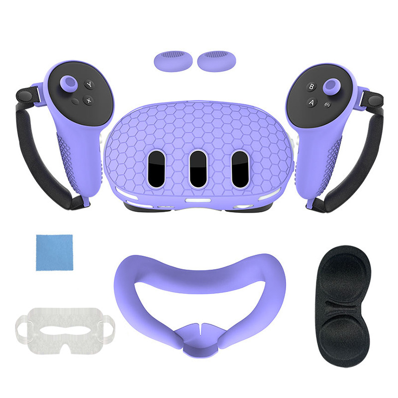 Lilafarbene VR-Headset-Abdeckung mit Controllern, Griffen, Linsenabdeckung und Zubehör auf weißem Hintergrund.