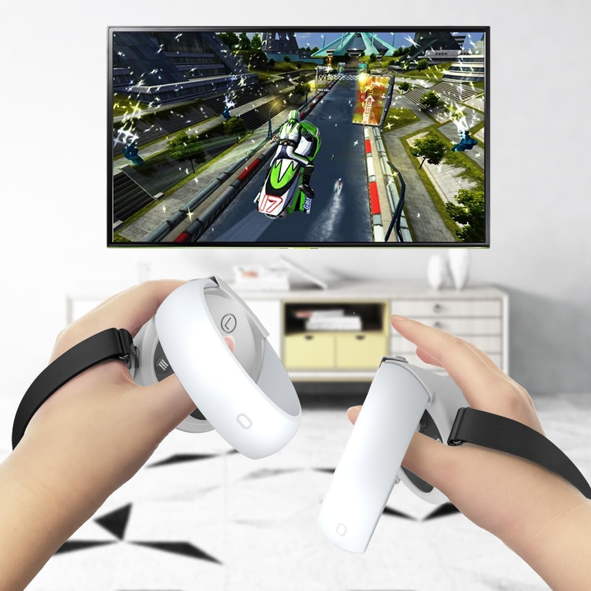 Person hält weiße VR-Controller vor einem Fernseher mit einem Rennspiel.
