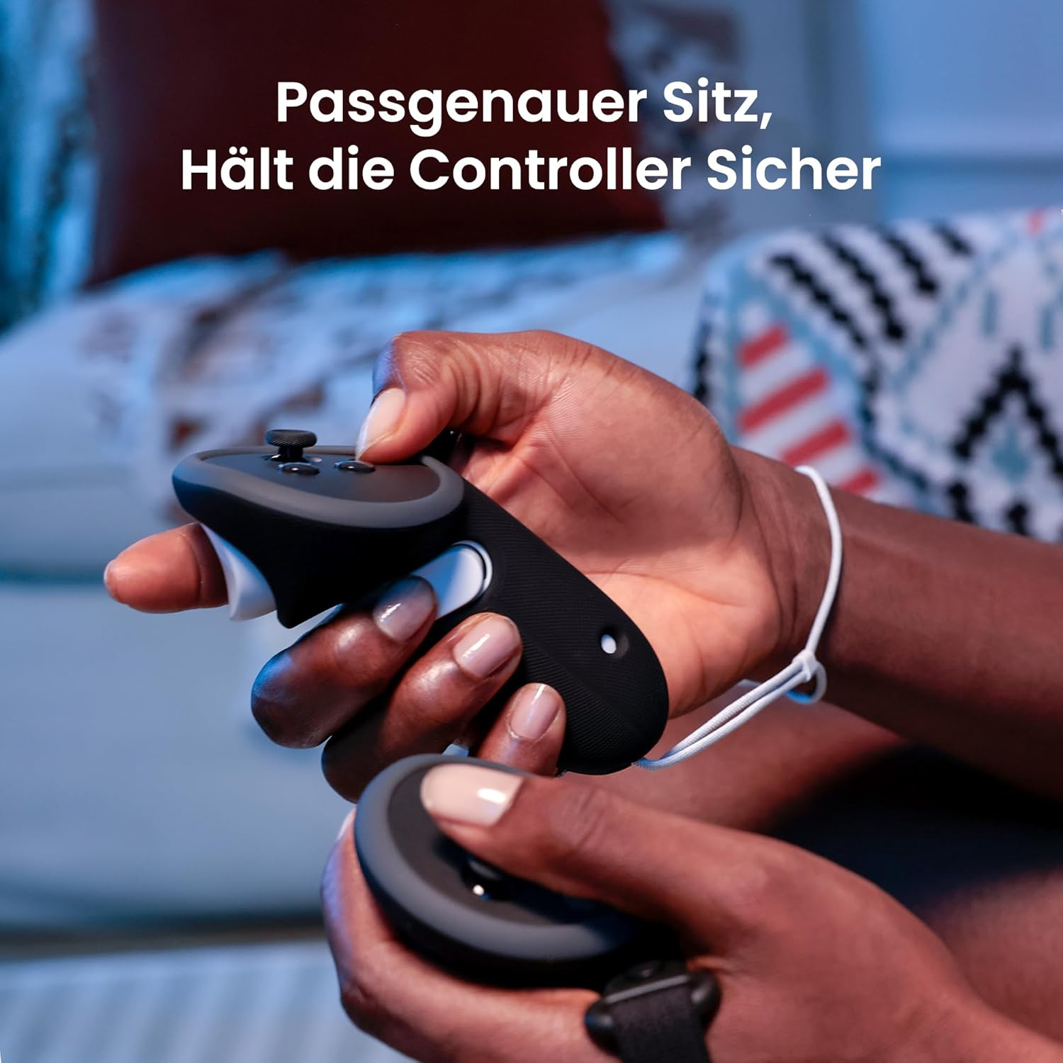 Hände halten schwarze und graue VR-Controller mit Schutzgriffen im Innenbereich.