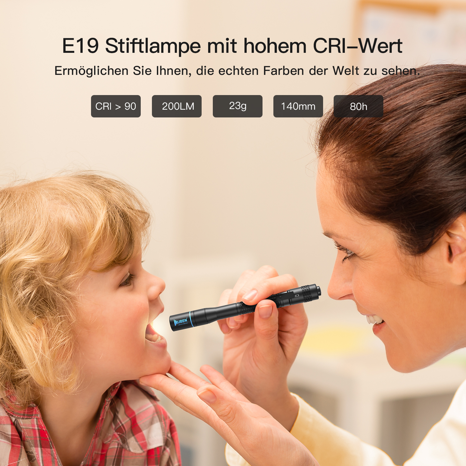 Eine Ärztin untersucht den Hals eines Mädchens mit einer schwarzen Stiftlampe.