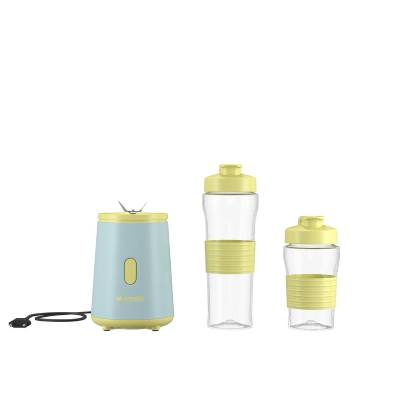 Sarı detaylı açık mavi kişisel blender, yanında sarı kapaklı iki şeffaf karıştırma şişesiyle.