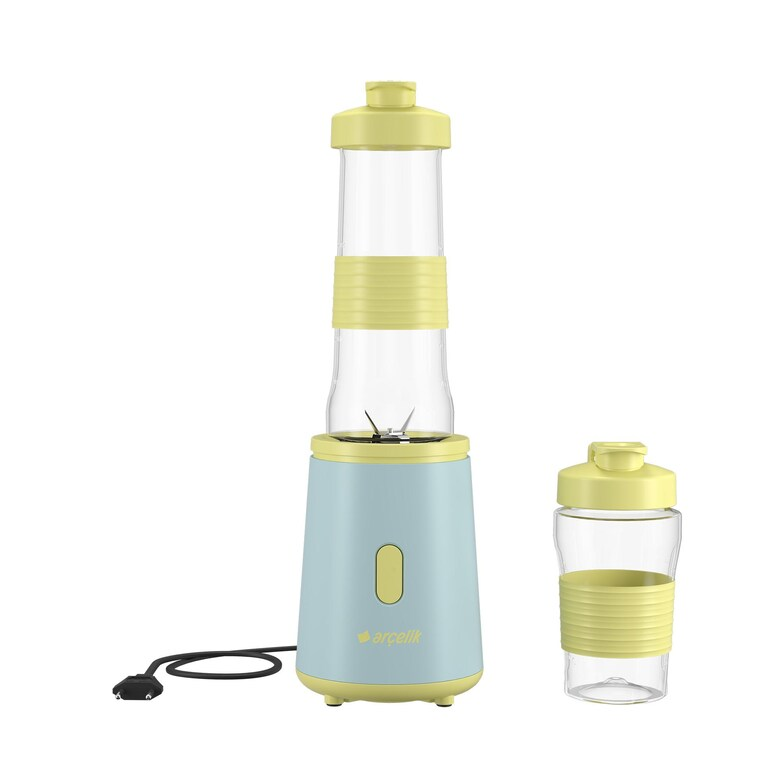 Beyaz arkaplanda iki şişeli ve siyah güç kablolu açık mavi ve sarı renkli smoothie blenderi.