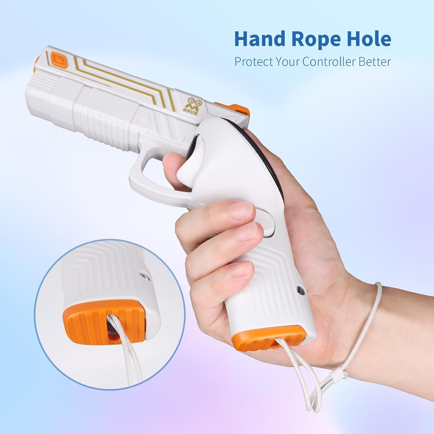 Hand hält weiß-orangefarbenen VR-Controller im Pistolendesign mit Handgelenkschlaufe.