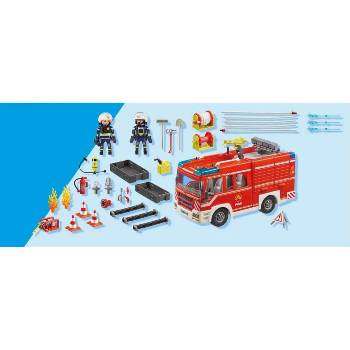 Un camión de bomberos de juguete rojo con figuras, mangueras, conos y equipo sobre fondo azul.