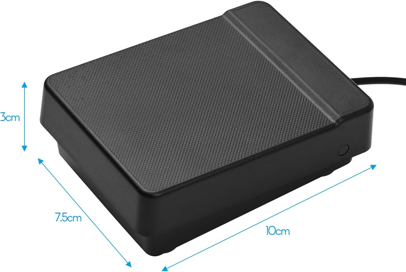 Ein schwarzes USB-Fußpedal mit strukturierten Maßen von 10cm Länge, 7,5cm Breite und 3cm Höhe.