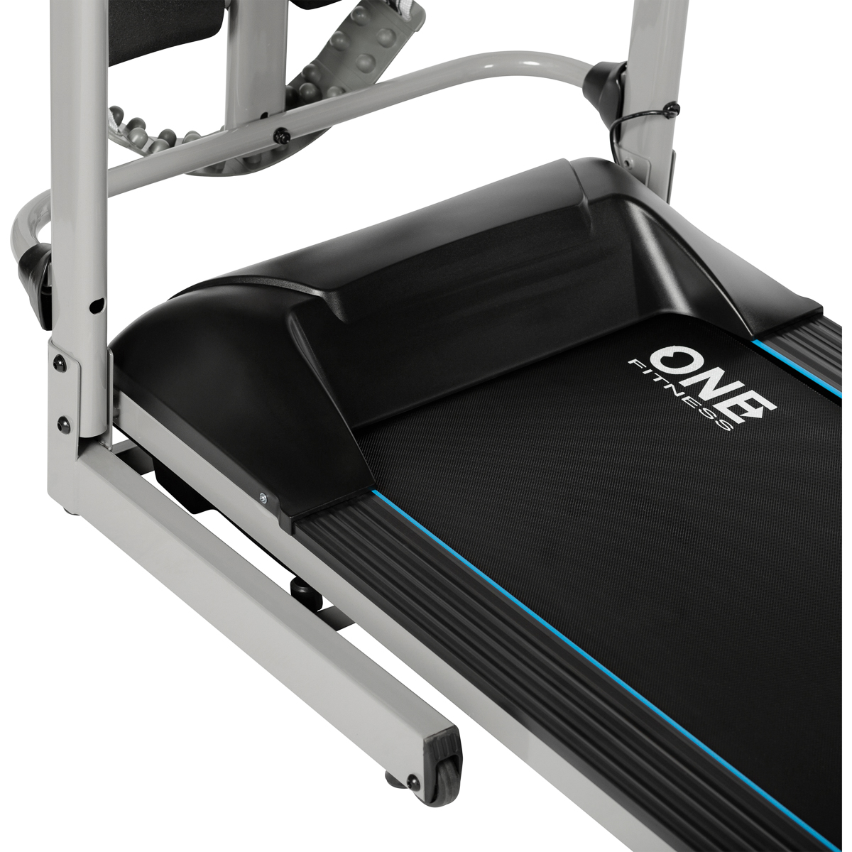 Zbliżenie bieżni One Fitness z czarnym pasem i szarą metalową ramą na białym tle.