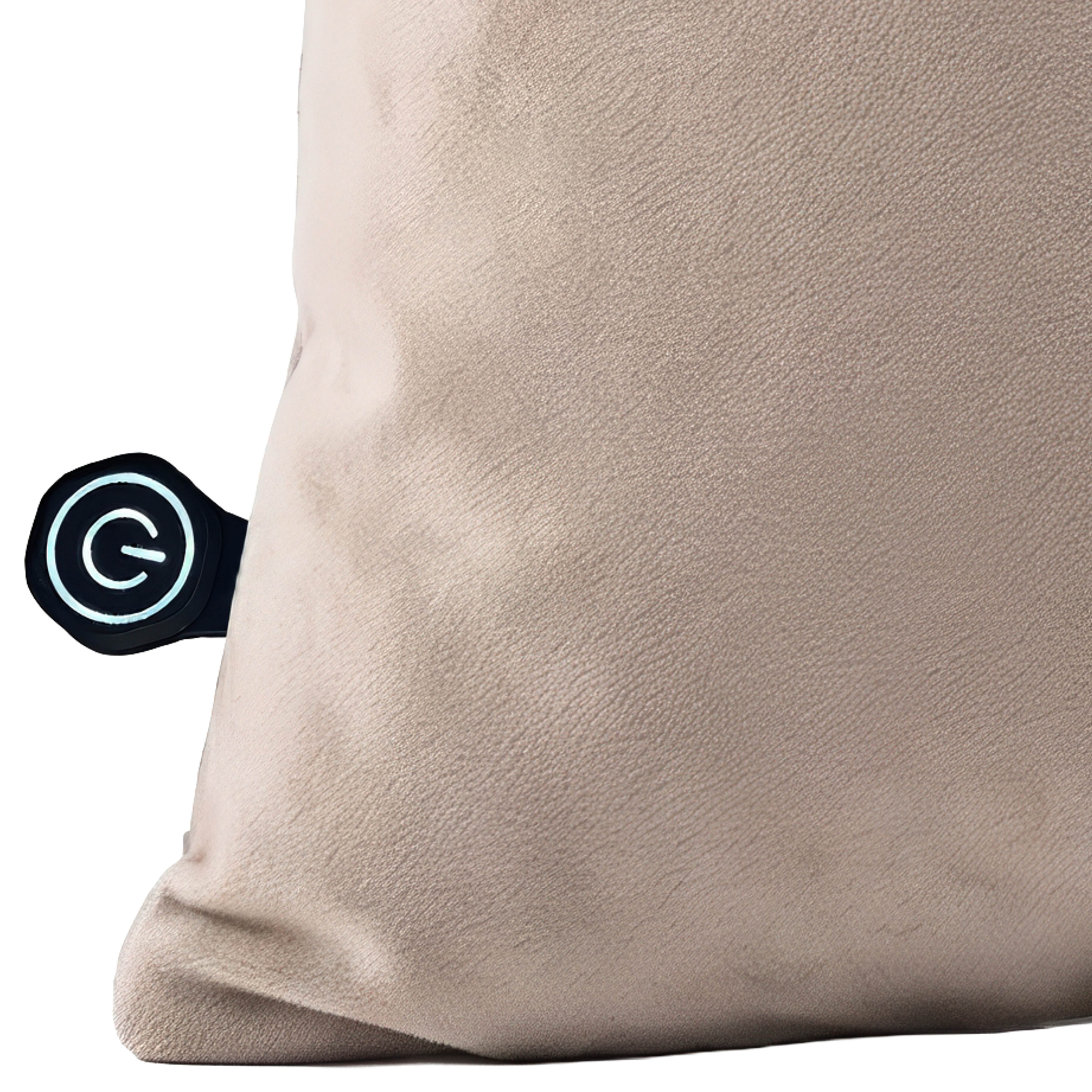 Un coussin beige avec un bouton d'alimentation noir sur le côté sur fond blanc.