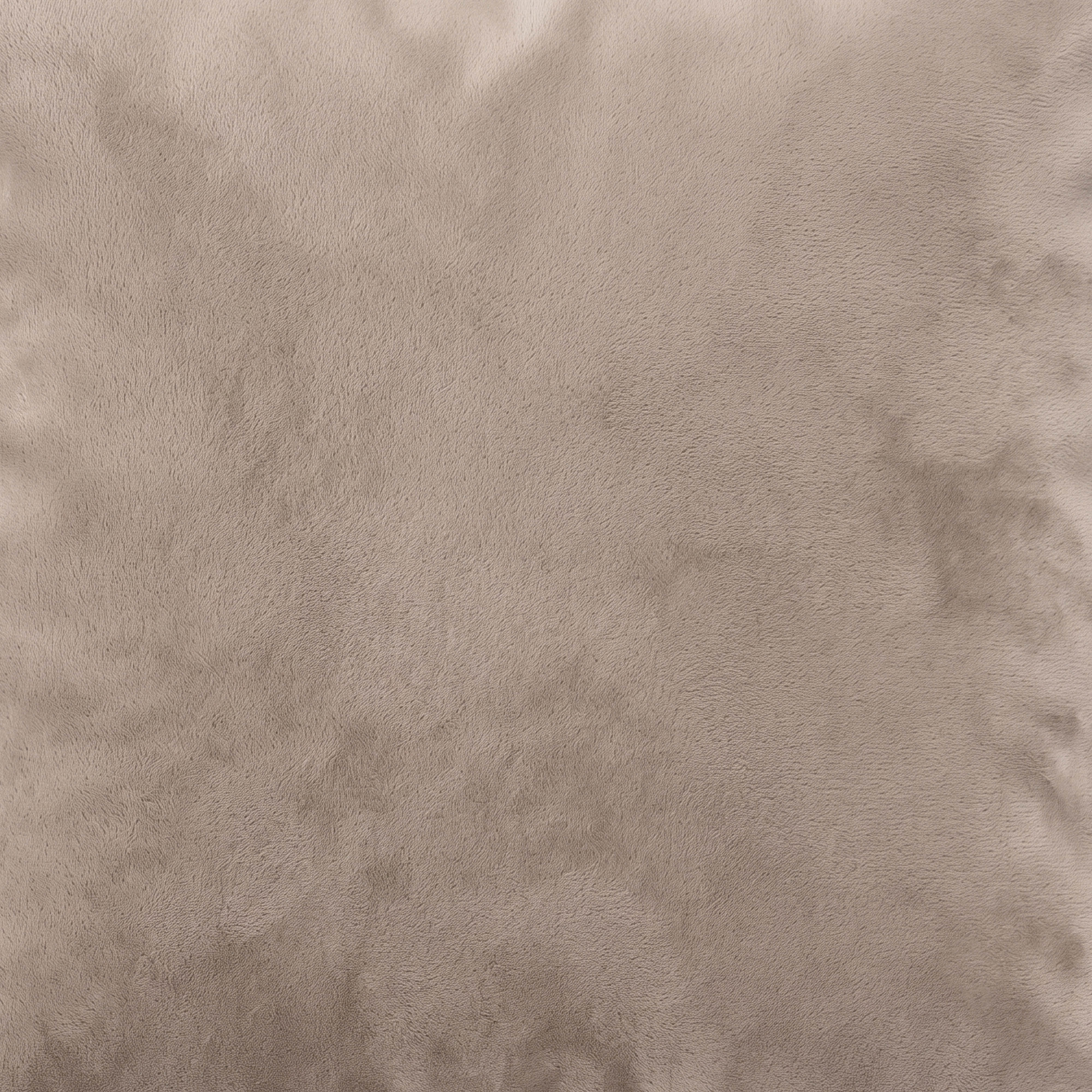Gros plan d'un tissu beige doux et moelleux à texture veloutée.