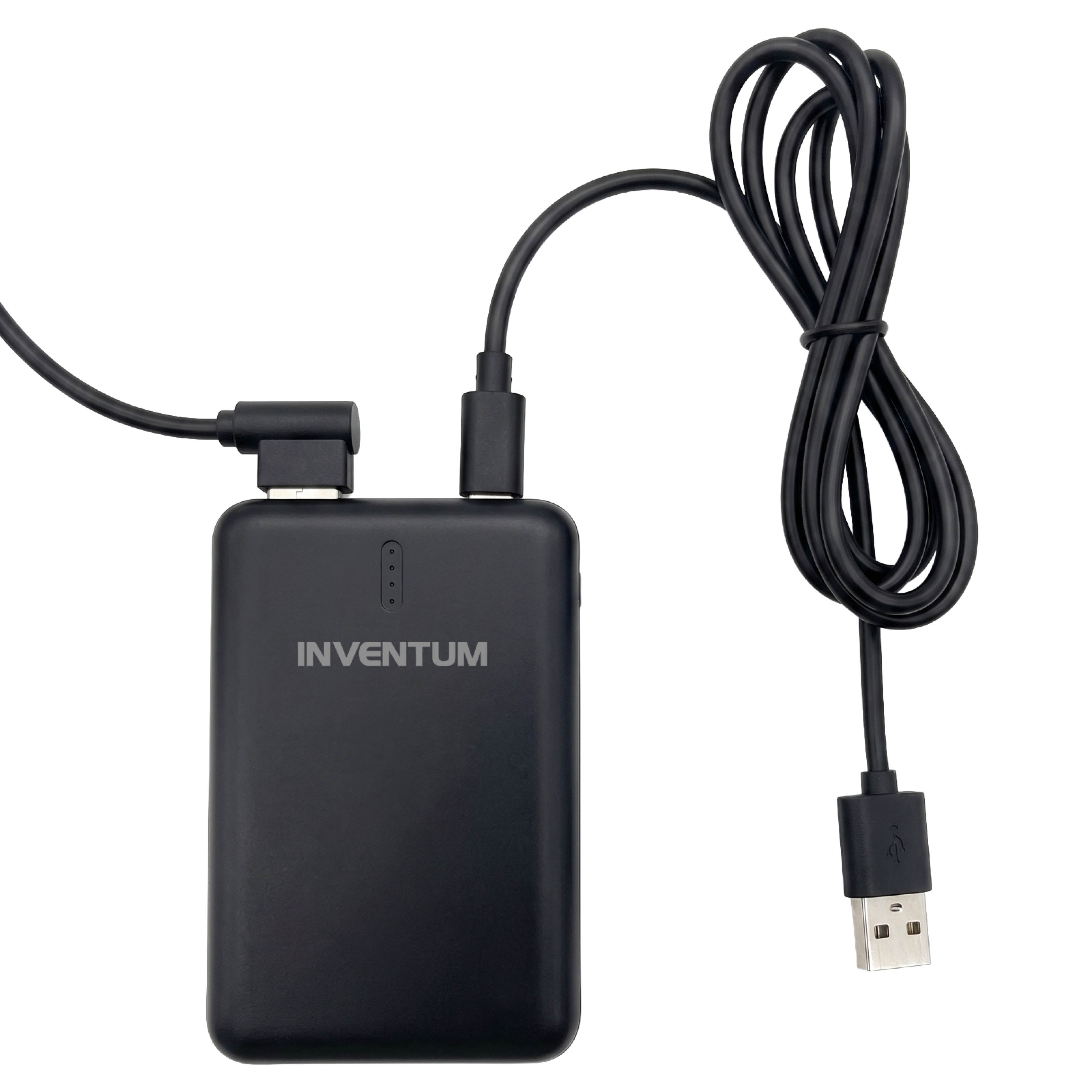 Une batterie externe Inventum noire avec des câbles noirs connectés et une prise USB, sur fond blanc.