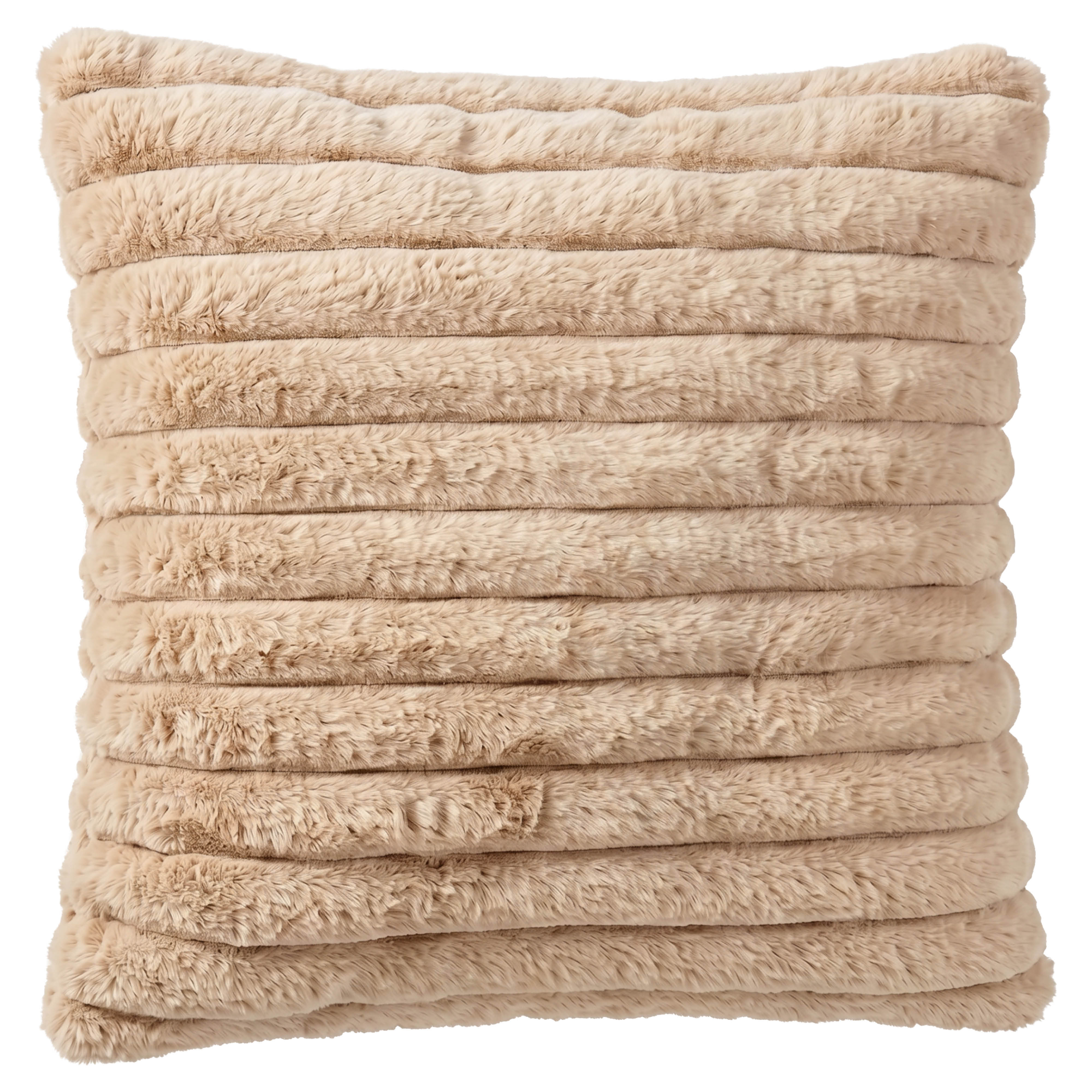 Een vierkant, beige pluizig kussen van imitatiebont met horizontale strepen tegen een witte achtergrond.