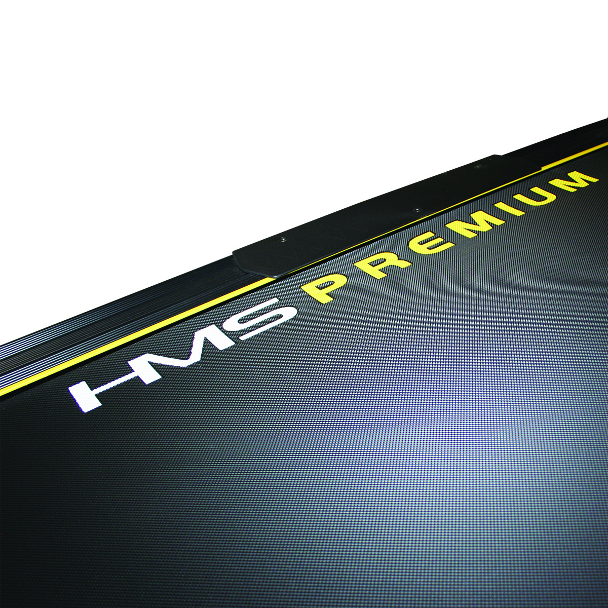 Zbliżenie czarnego pasa bieżni z żółto-białym logo HMS PREMIUM na teksturowanej powierzchni.