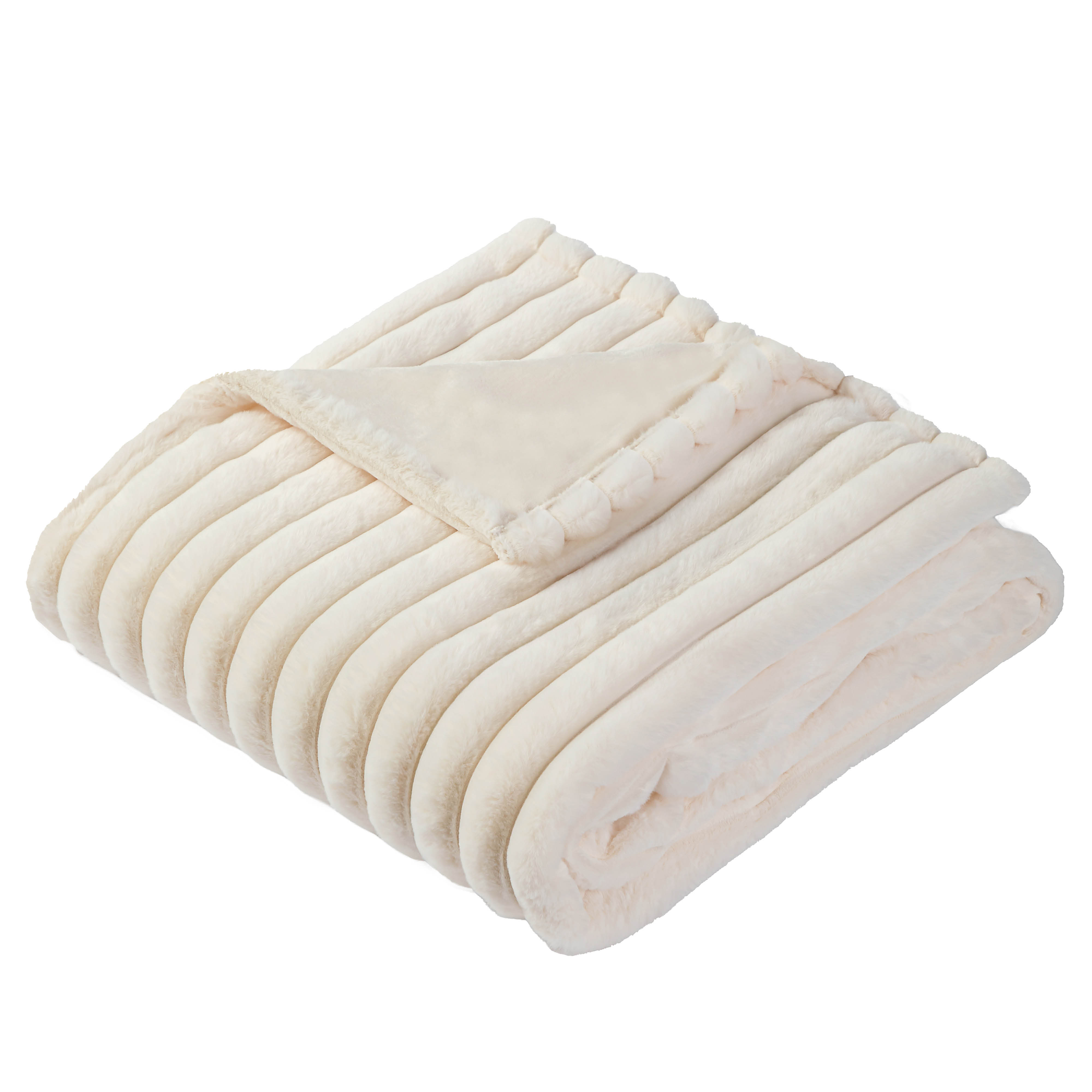 Une couverture en peluche douce couleur crème est soigneusement pliée sur fond blanc.