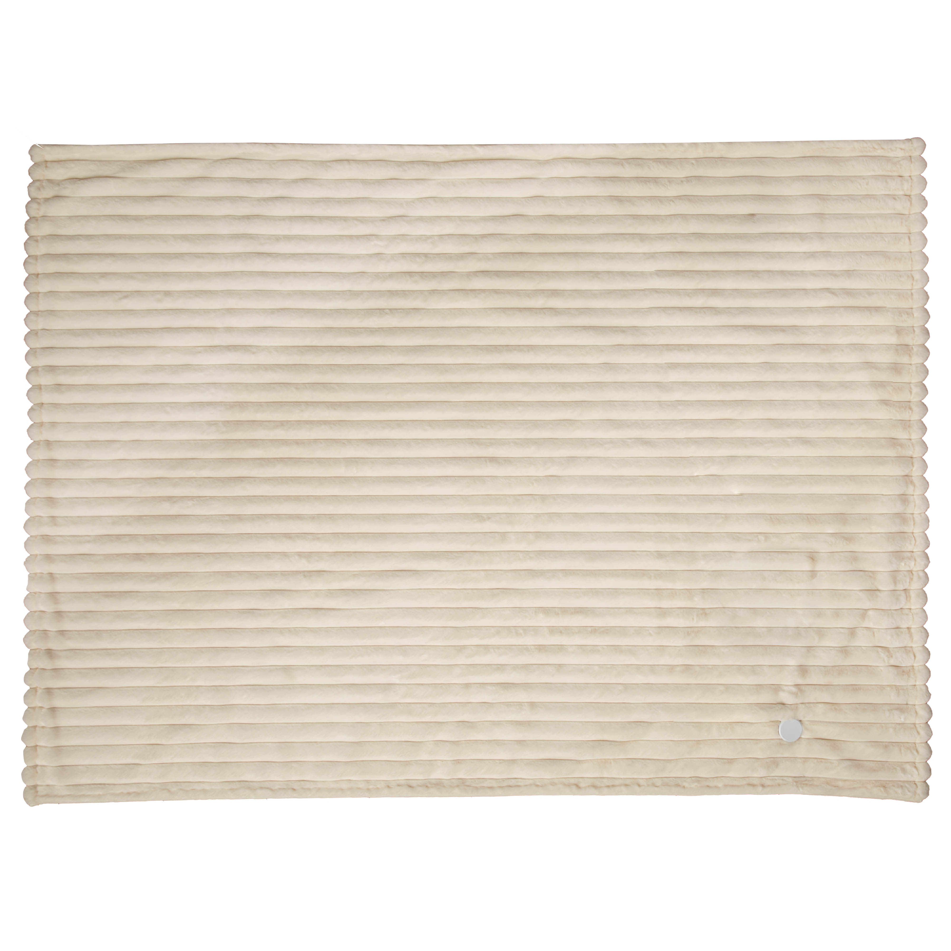 Une couverture rectangulaire beige à rayures horizontales avec un petit bouton rond dans le coin inférieur droit.