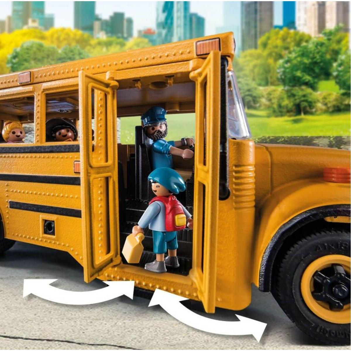 Autobús escolar de juguete con puertas abiertas, un conductor y un niño con mochila en primer plano.