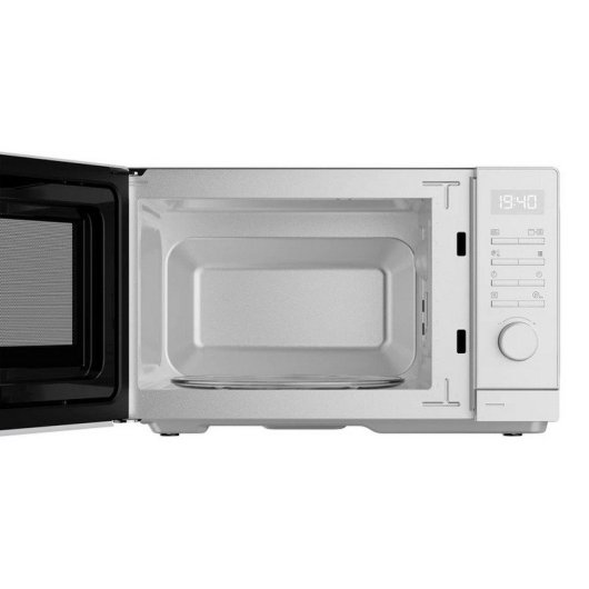 Un microondas blanco con la puerta abierta muestra el interior vacío y el panel de control en el lateral.