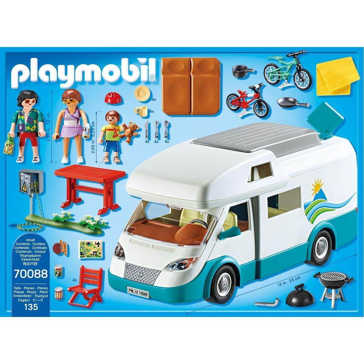 Set de autocaravana Playmobil con figuras, muebles, bicicletas y accesorios sobre fondo azul.