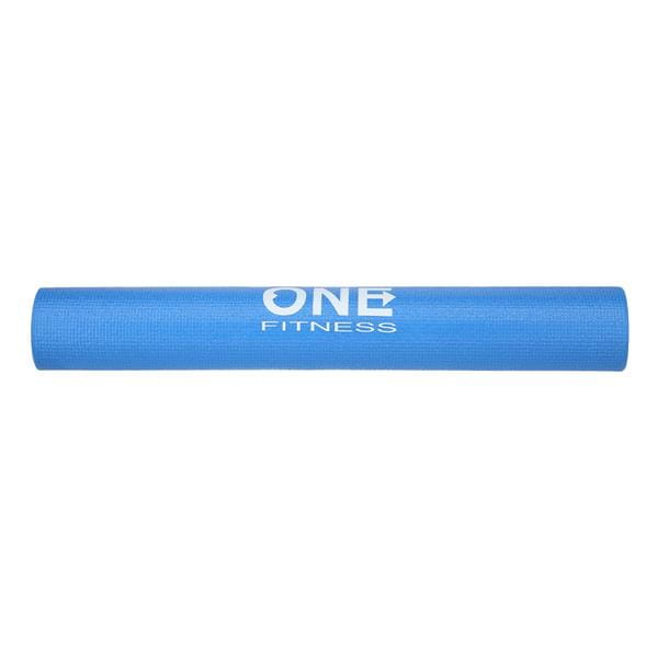 Egy kék összetekert edzőszőnyeg fehér ONE FITNESS felirattal, fehér háttér előtt.