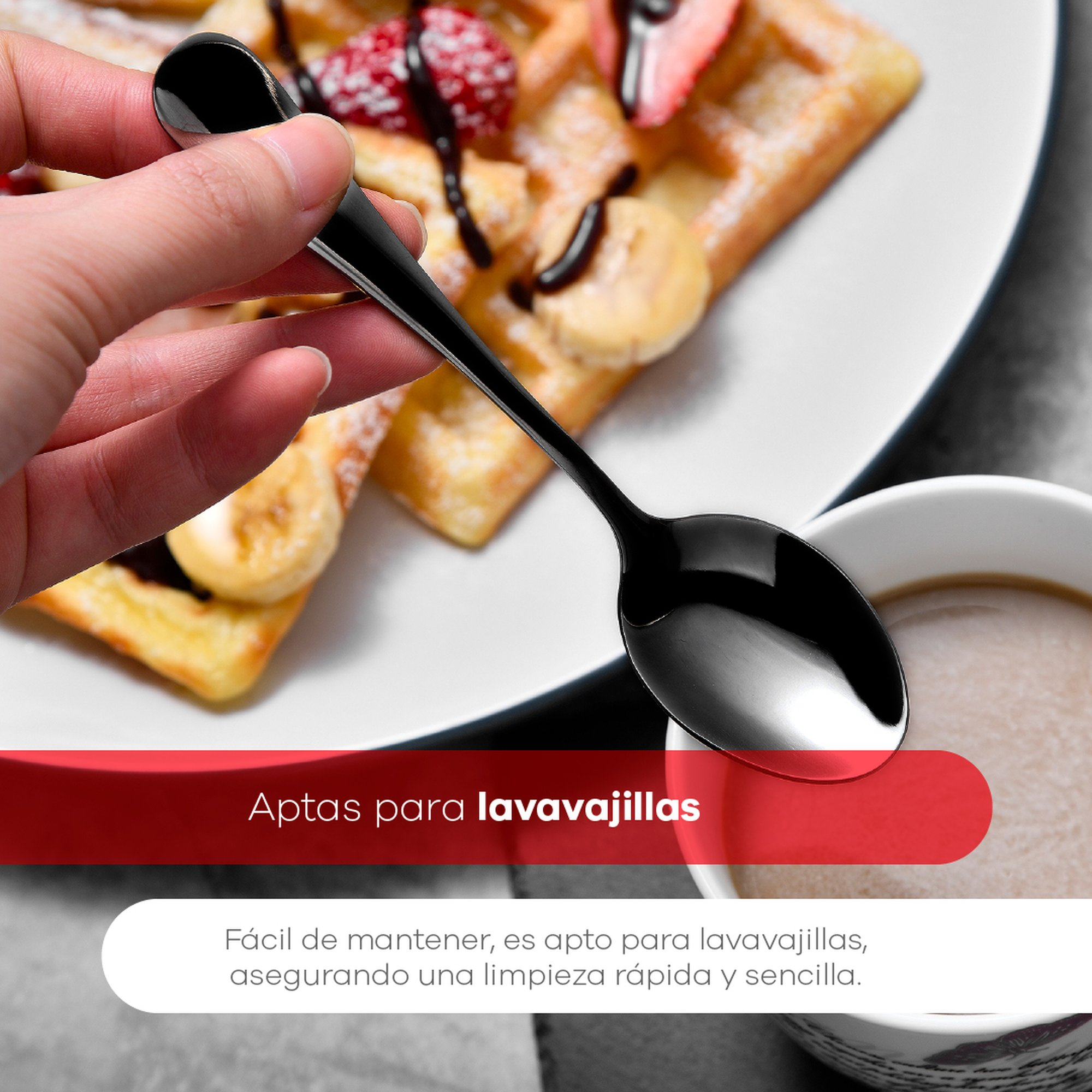 Una mano sostiene una cuchara negra sobre gofres y una taza de café.