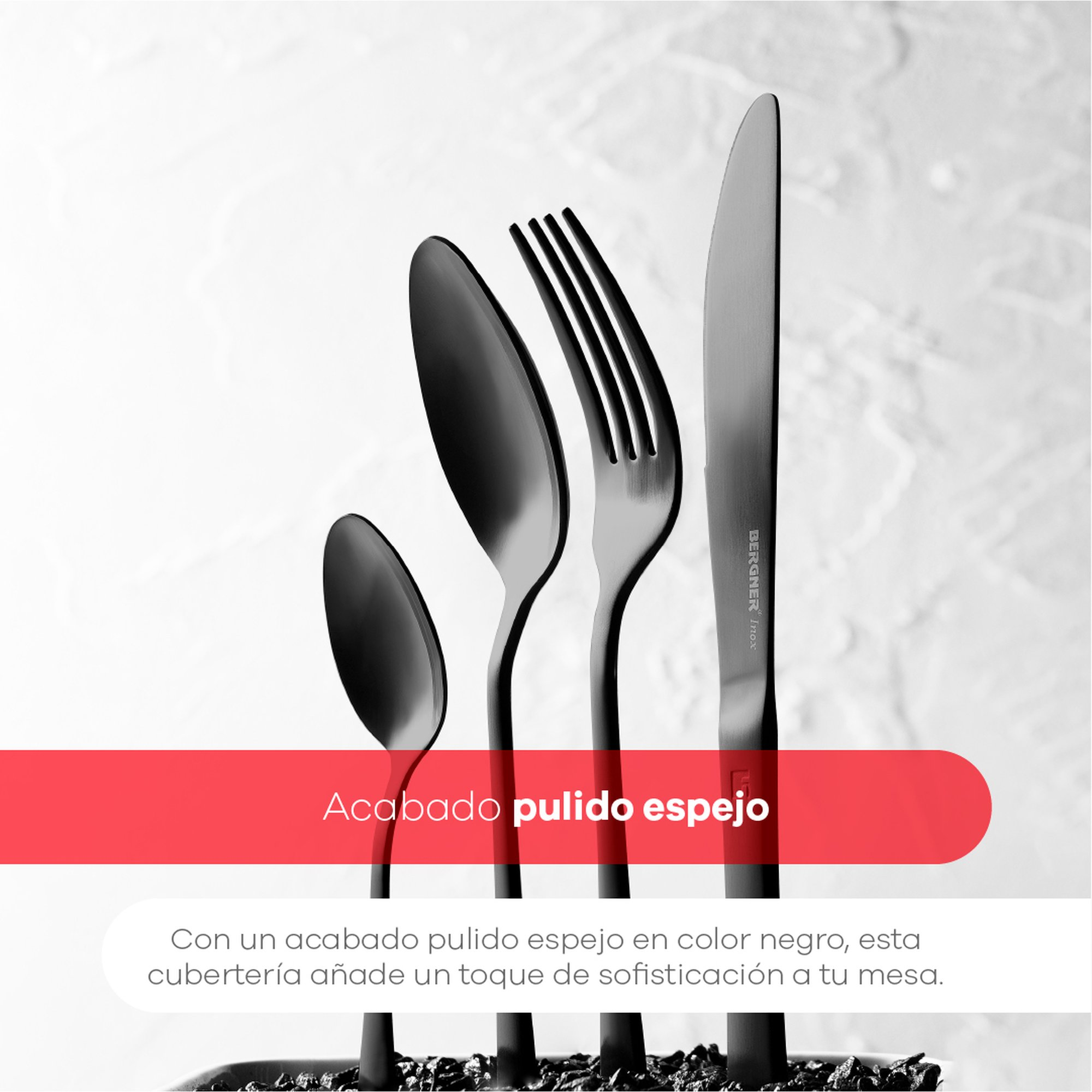 Cubiertos negros con acabado espejo, compuestos por tres cucharas, un tenedor y un cuchillo.