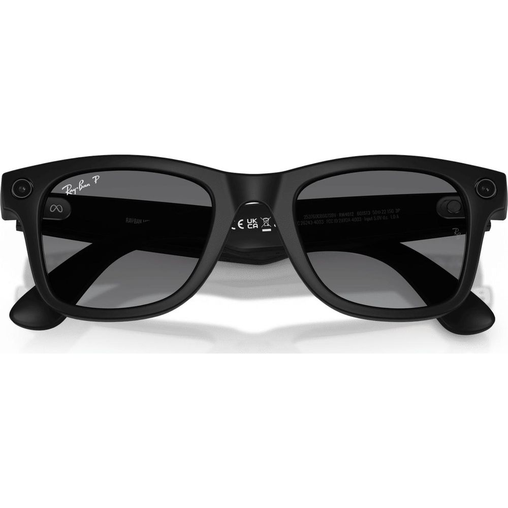 Beyaz arka planda yerleşik kameralara ve koyu lenslere sahip siyah Ray-Ban Meta akıllı gözlük.