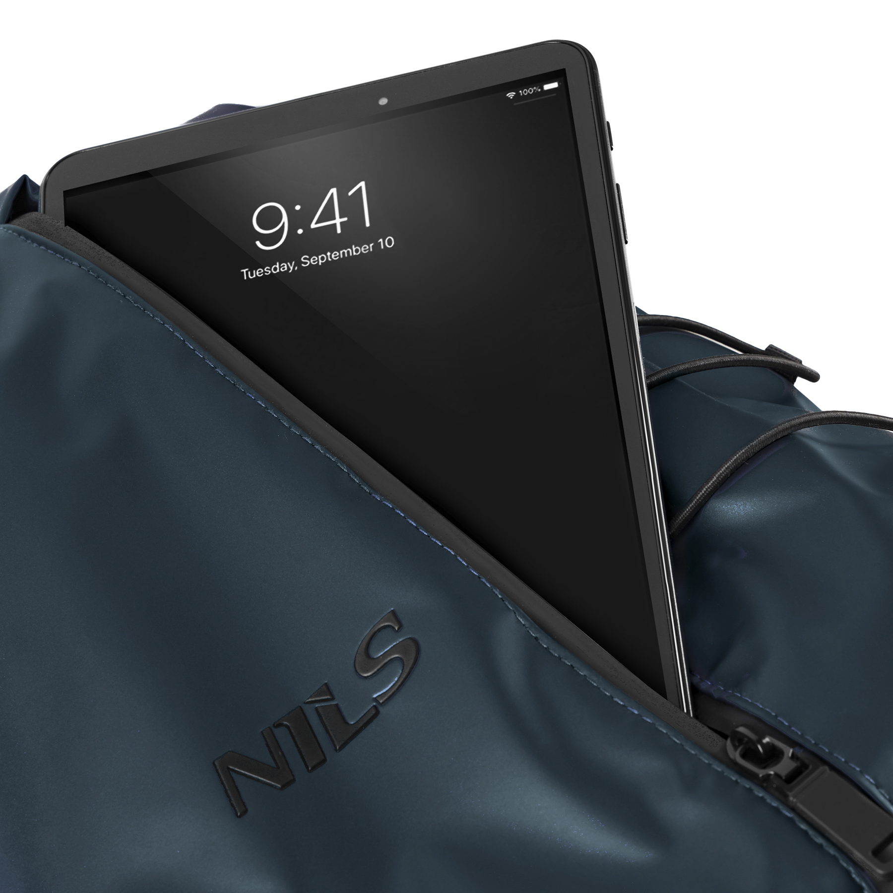 Tablet w kieszeni zapinanej na zamek niebieskiego plecaka z logo NILS.