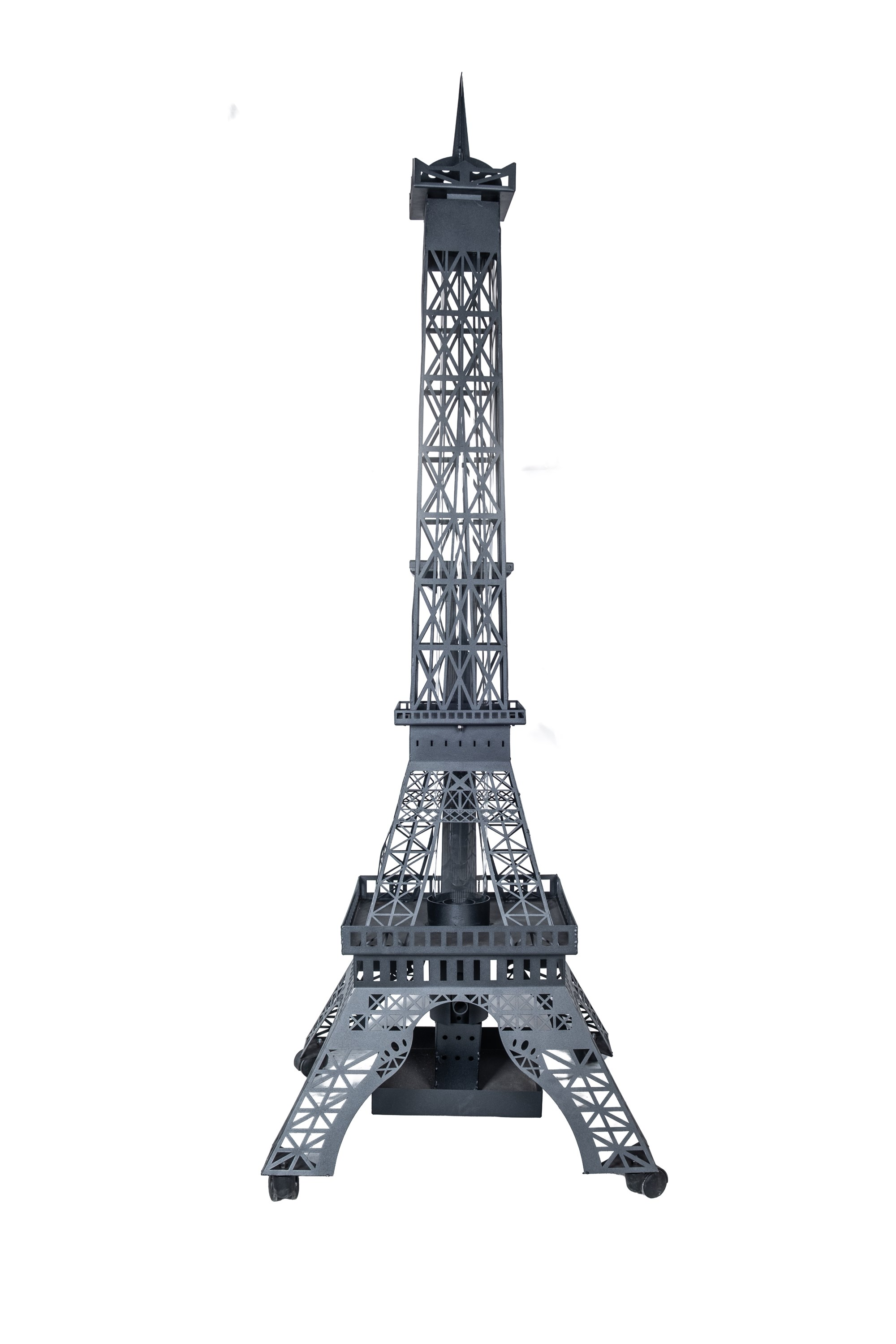 Beyaz arka planda Eiffel Kulesi'nin detaylı gri metal modeli.
