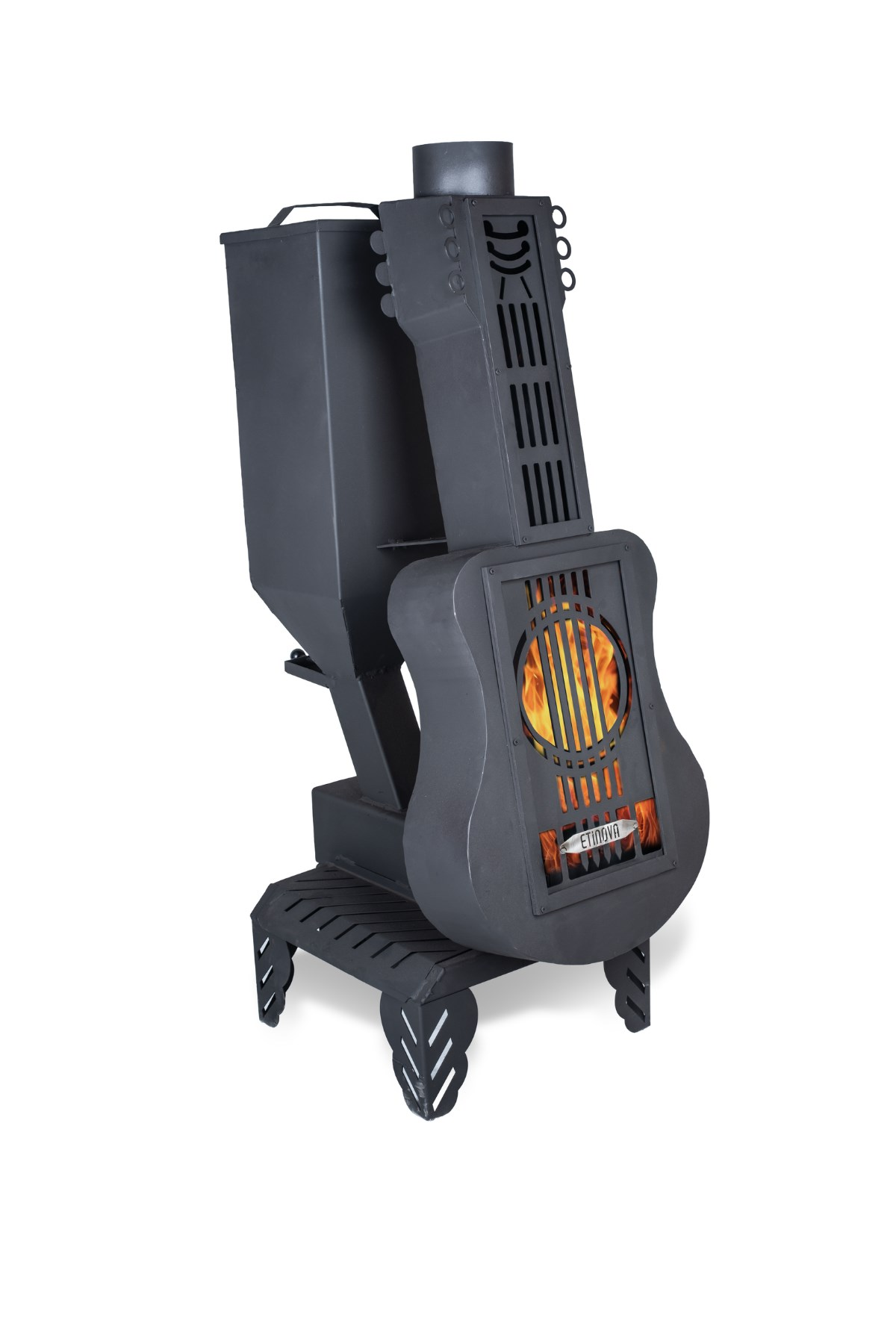 Beyaz arka planda içinde yanan ateş olan gitar şeklinde siyah metal soba.