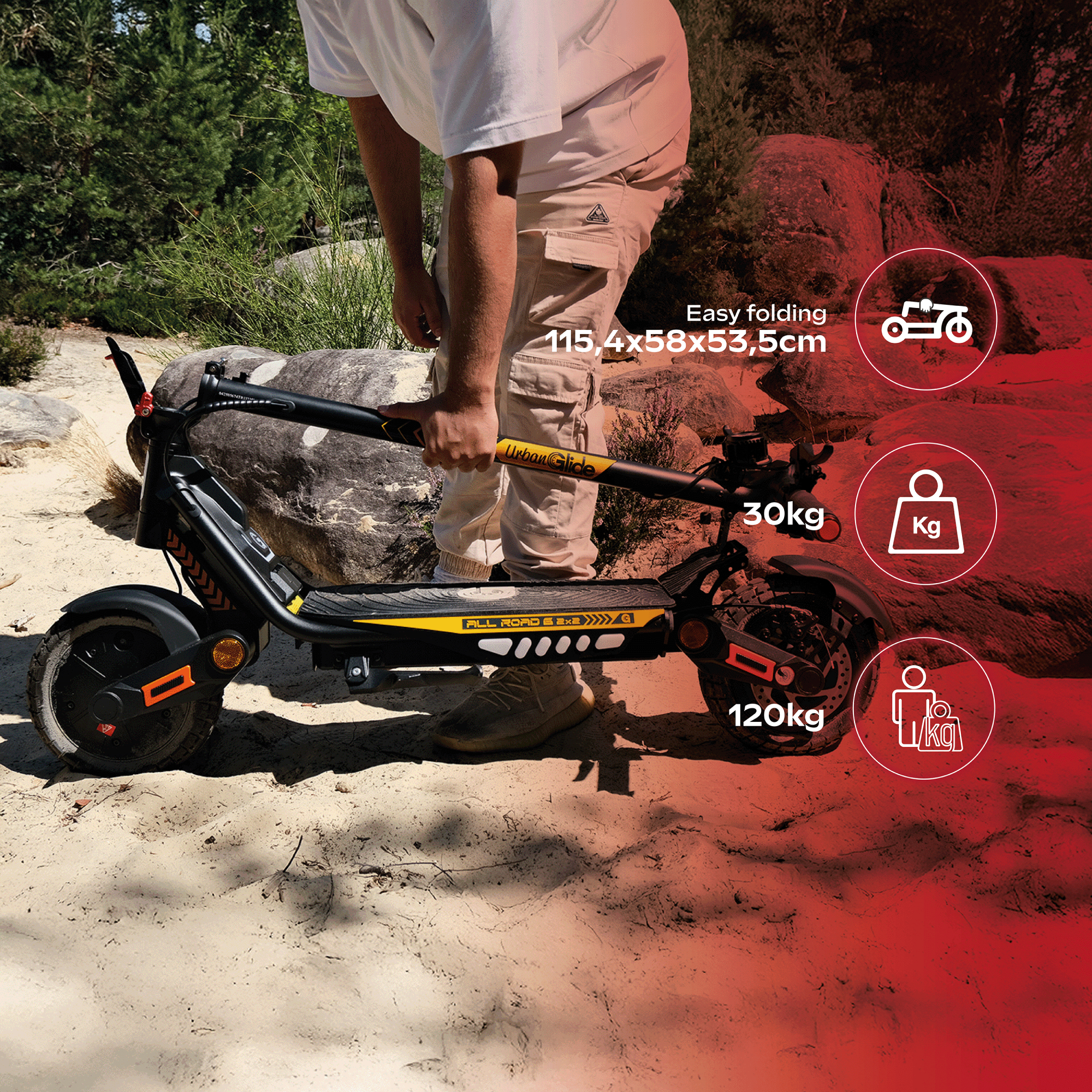 Una persona pliega un patinete eléctrico en un camino de arena con rocas, con iconos de especificaciones.