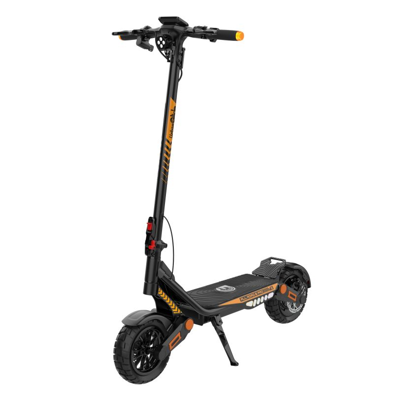 Un patinete eléctrico negro con detalles naranjas, neumáticos gruesos, manillar con pantalla y caballete sobre fondo blanco.