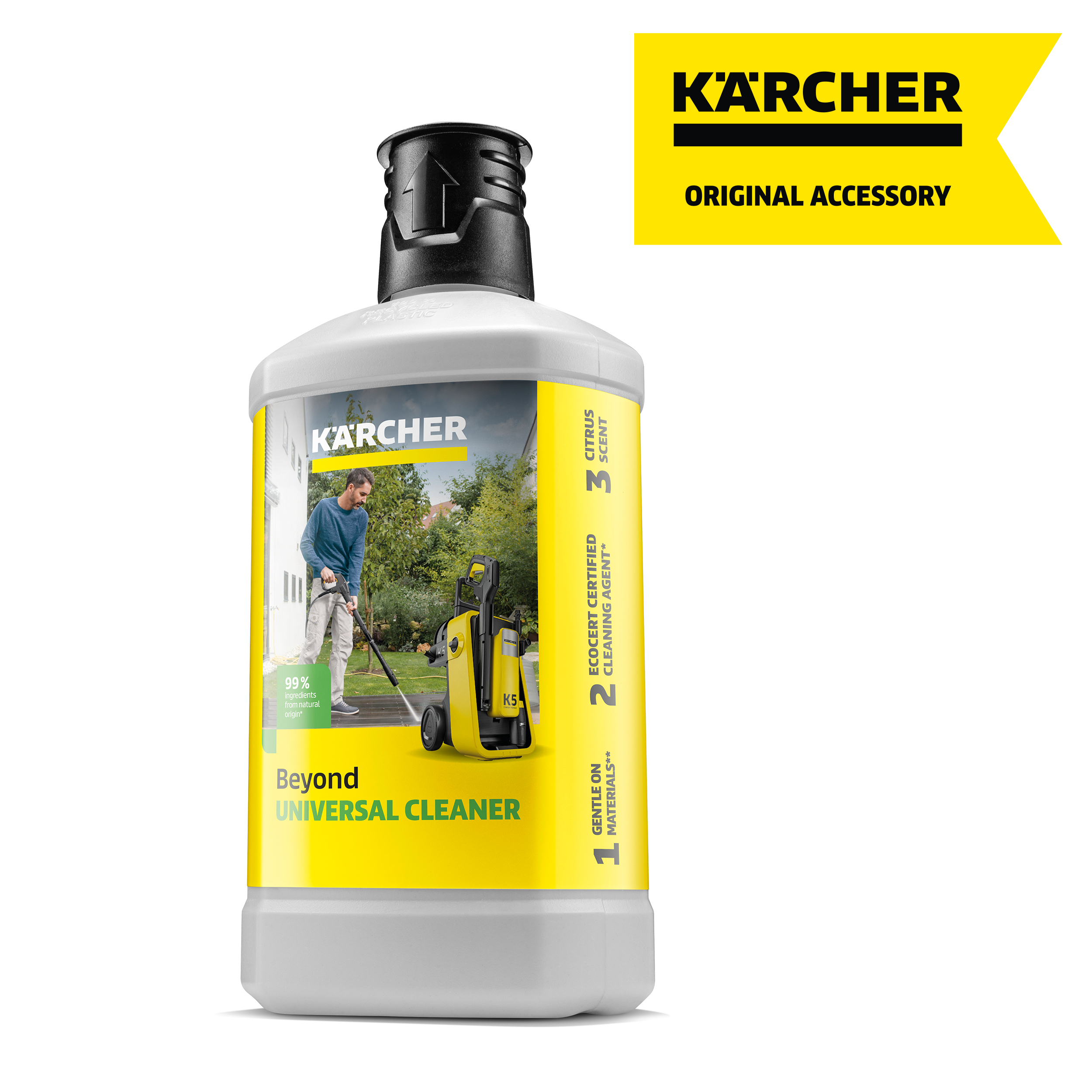 Una botella blanca de limpiador universal Karcher con etiqueta amarilla que muestra a un hombre limpiando un patio.