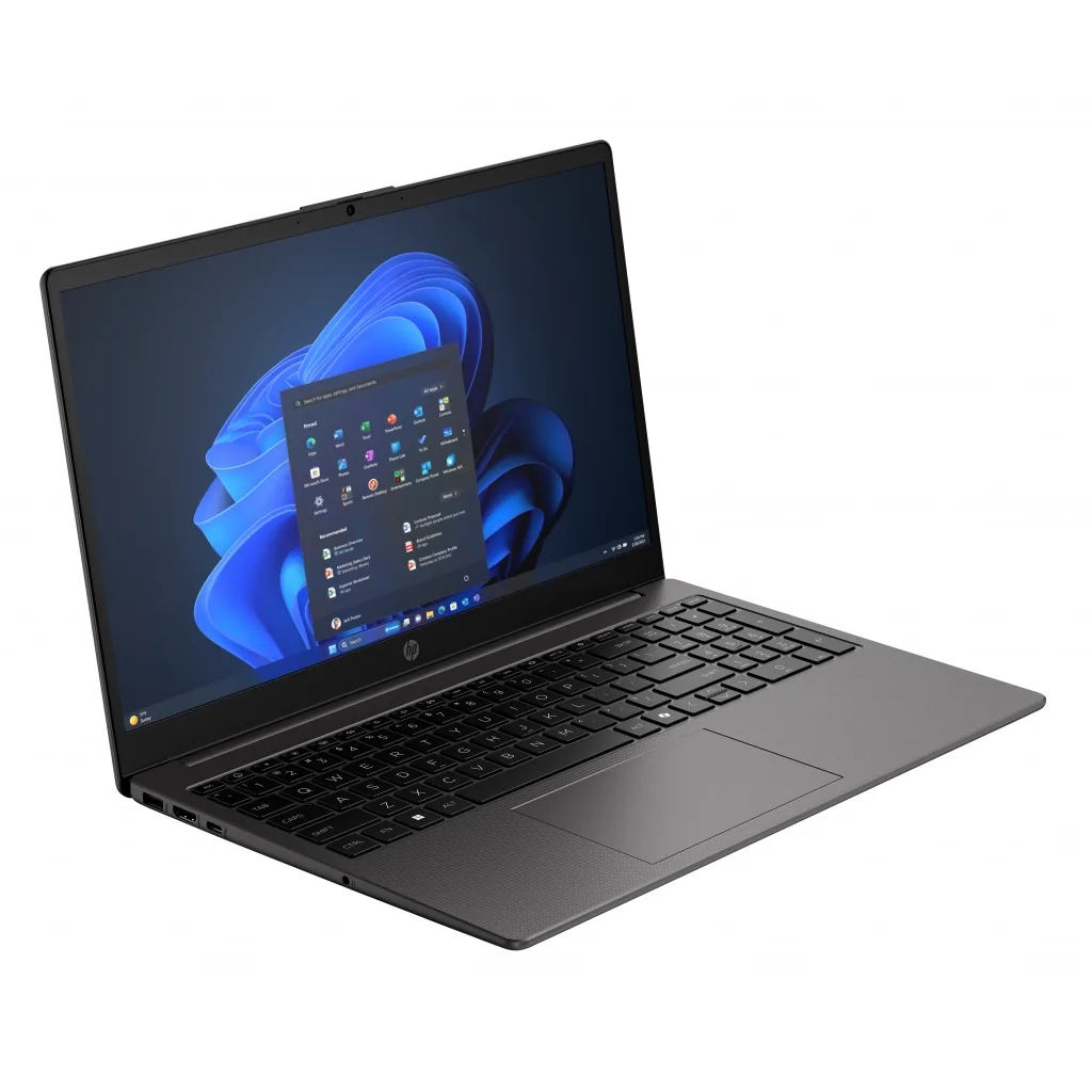 Beyaz arka planda ekranı aydınlatılmış gri bir dizüstü bilgisayar, Windows 11 başlat menüsünü gösteriyor.