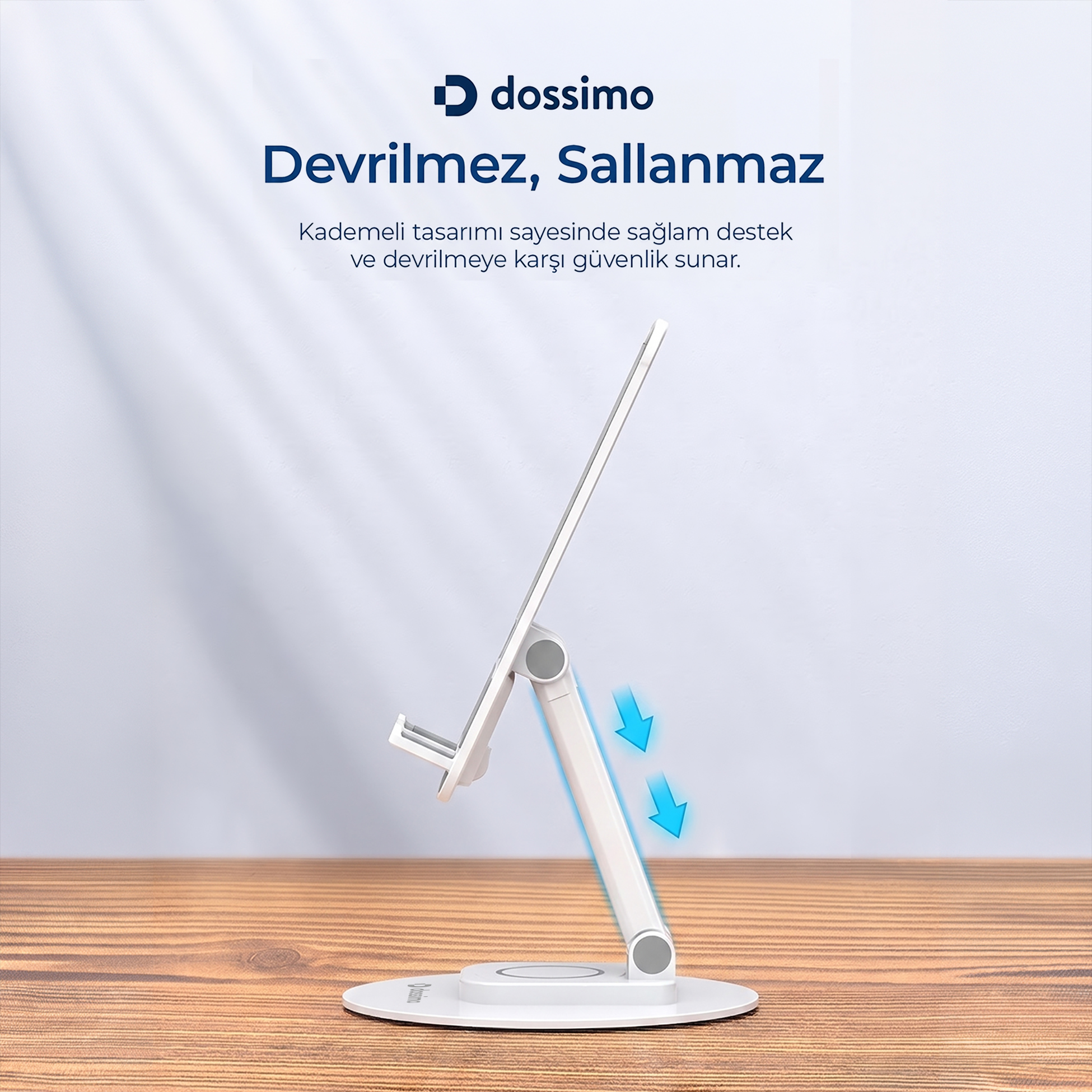 Ahşap masa üzerinde ayarlanabilir beyaz telefon standı ve üstte tanıtım yazısı.