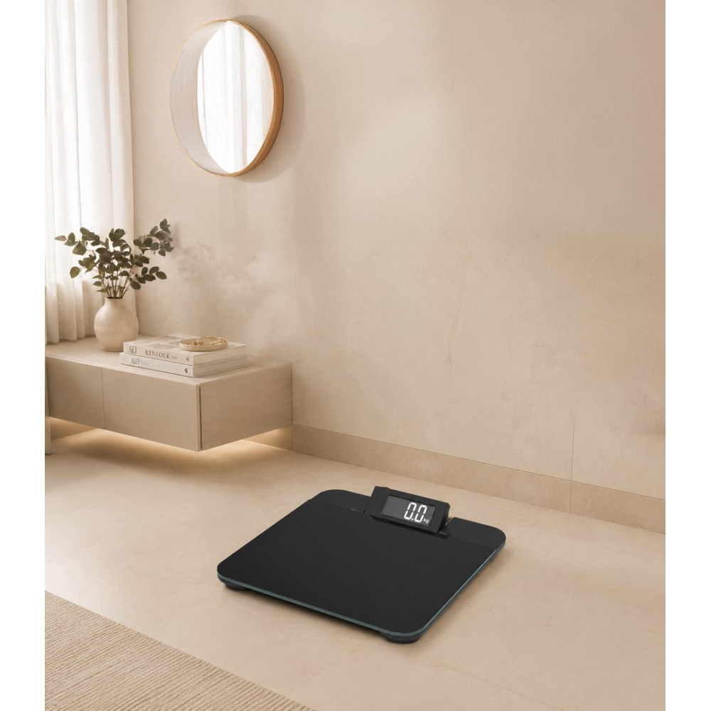 Bilancia pesapersone digitale nera su pavimento in piastrelle beige in una stanza minimalista con specchio tondo.