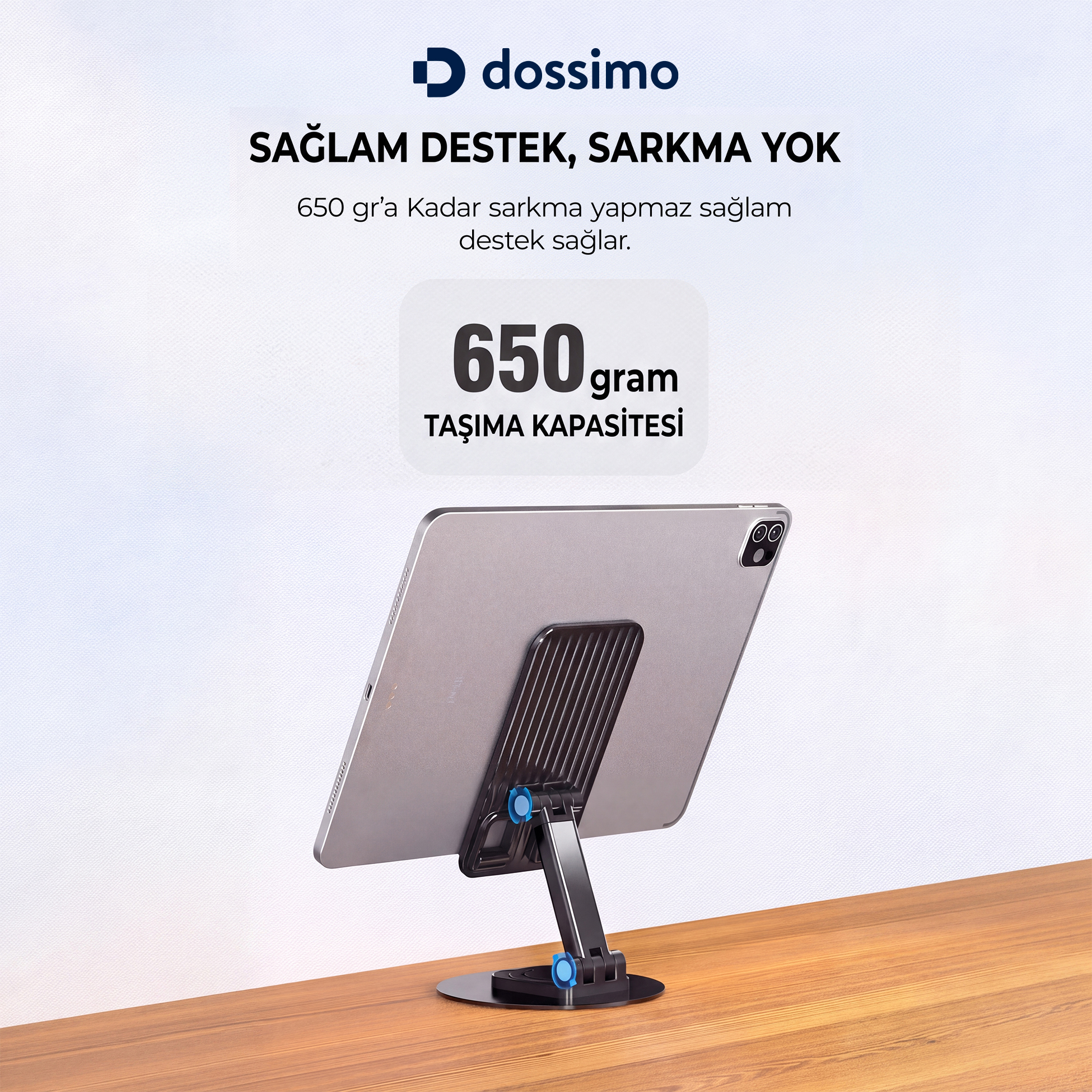 Ahşap bir masa üzerinde tableti tutan bir tablet standı ve üzerinde promosyon metni.
