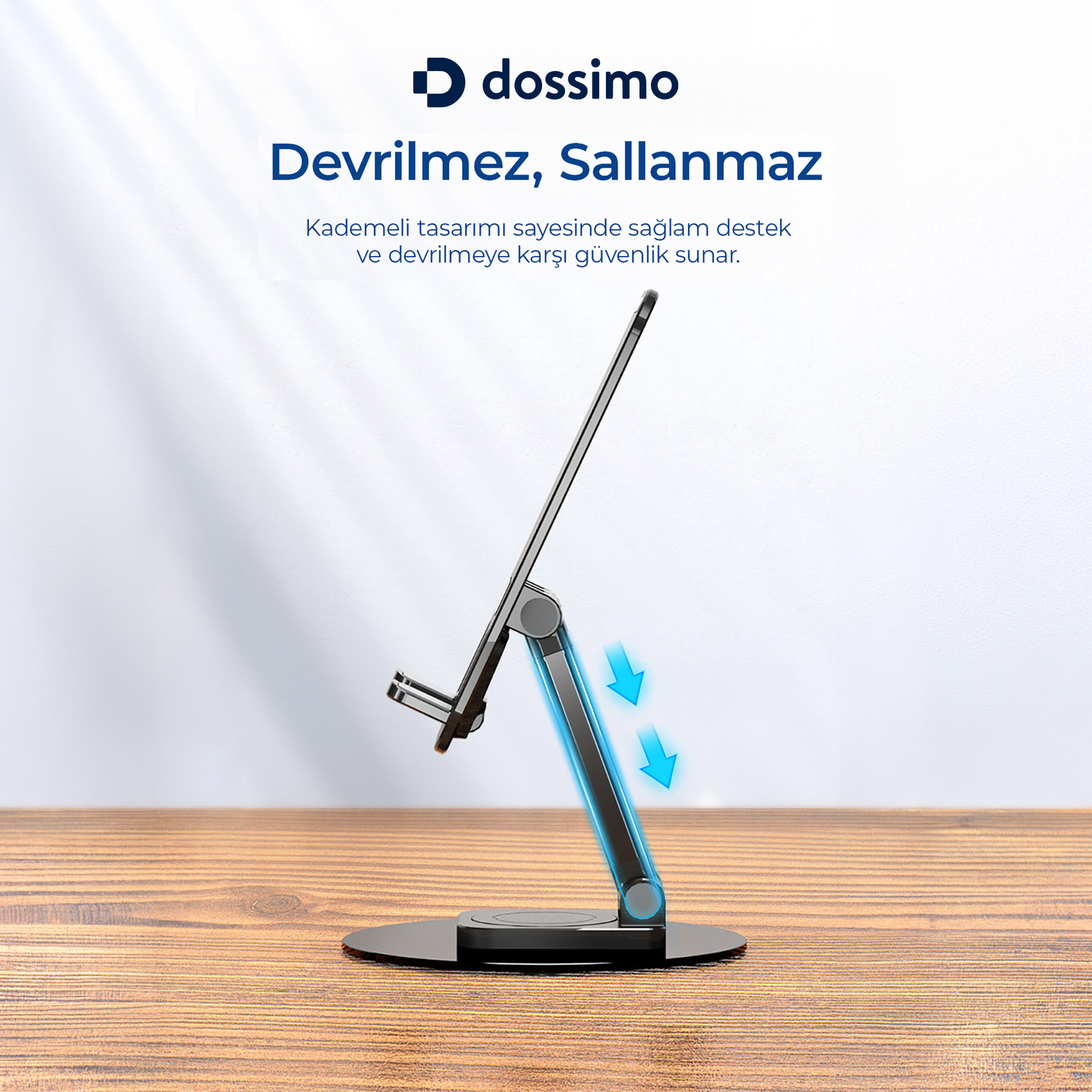 Ahşap masa üzerinde Dossimo logolu ayarlanabilir siyah metal tablet standı.
