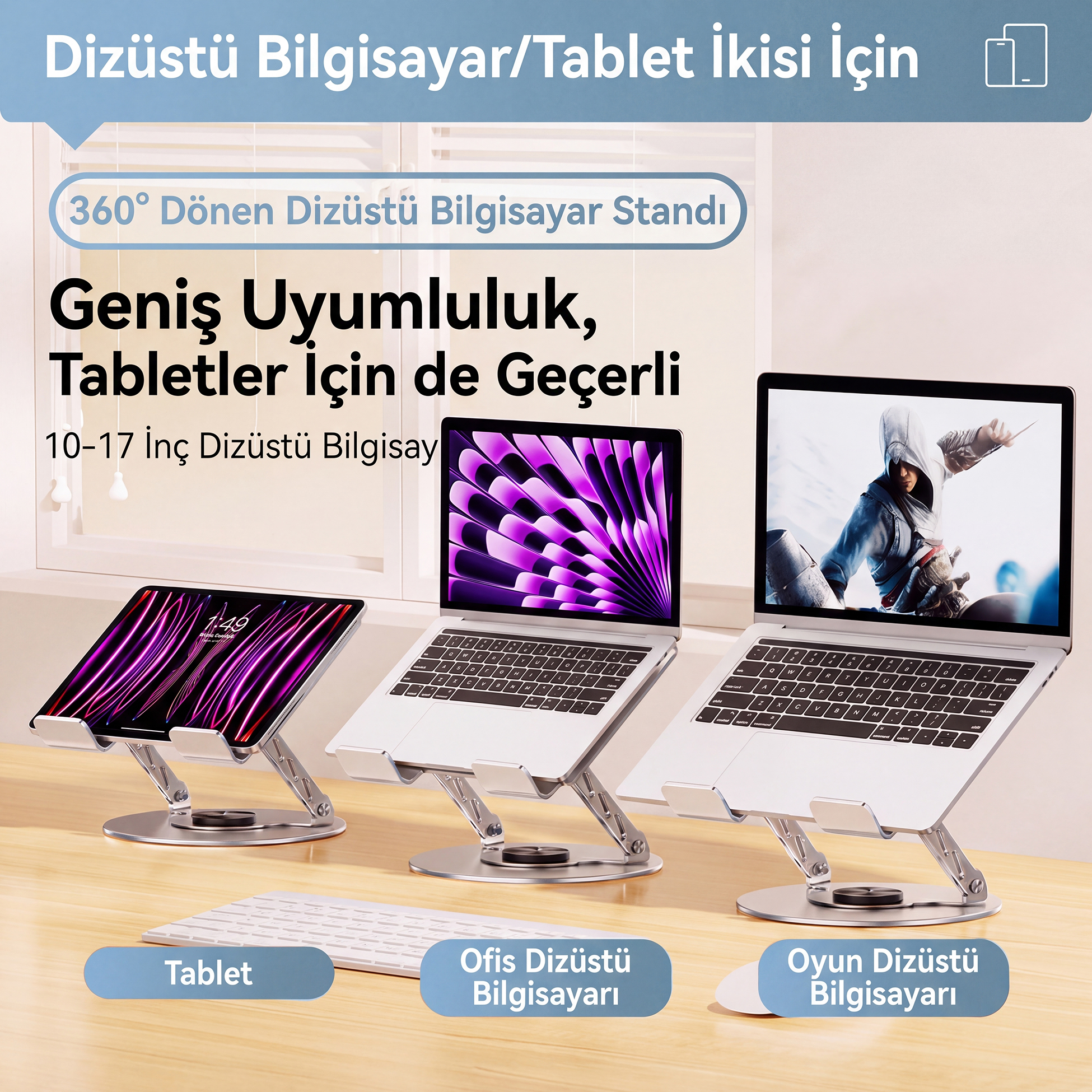 Pencere önündeki ahşap masada bir tablet ve iki dizüstü bilgisayar taşıyan üç gümüş ayarlanabilir stant.