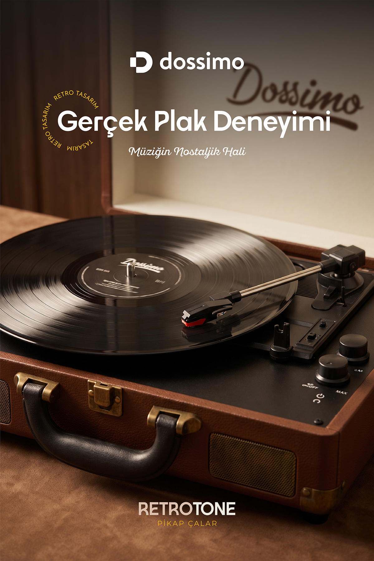 Siyah plak, ton kolu ve metin kaplamaları olan kahverengi çanta pikap.