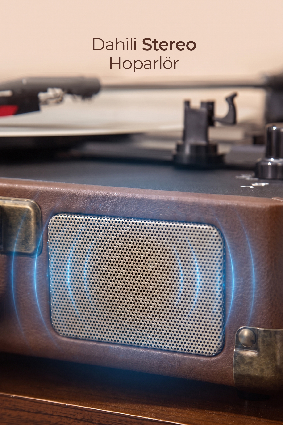 Dahili stereo hoparlörü ve mavi ses dalgaları olan bir plak çaların yakın çekimi.