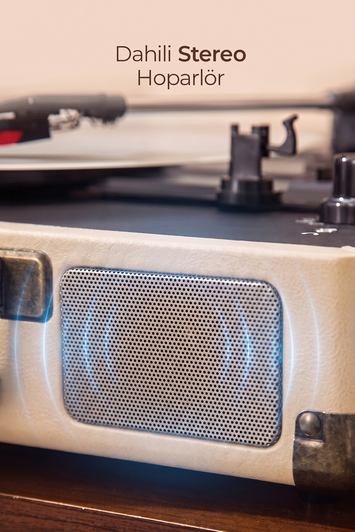 Entegre stereo hoparlör ve mavi ses dalgalarına sahip vintage bir pikabın yakın çekimi.