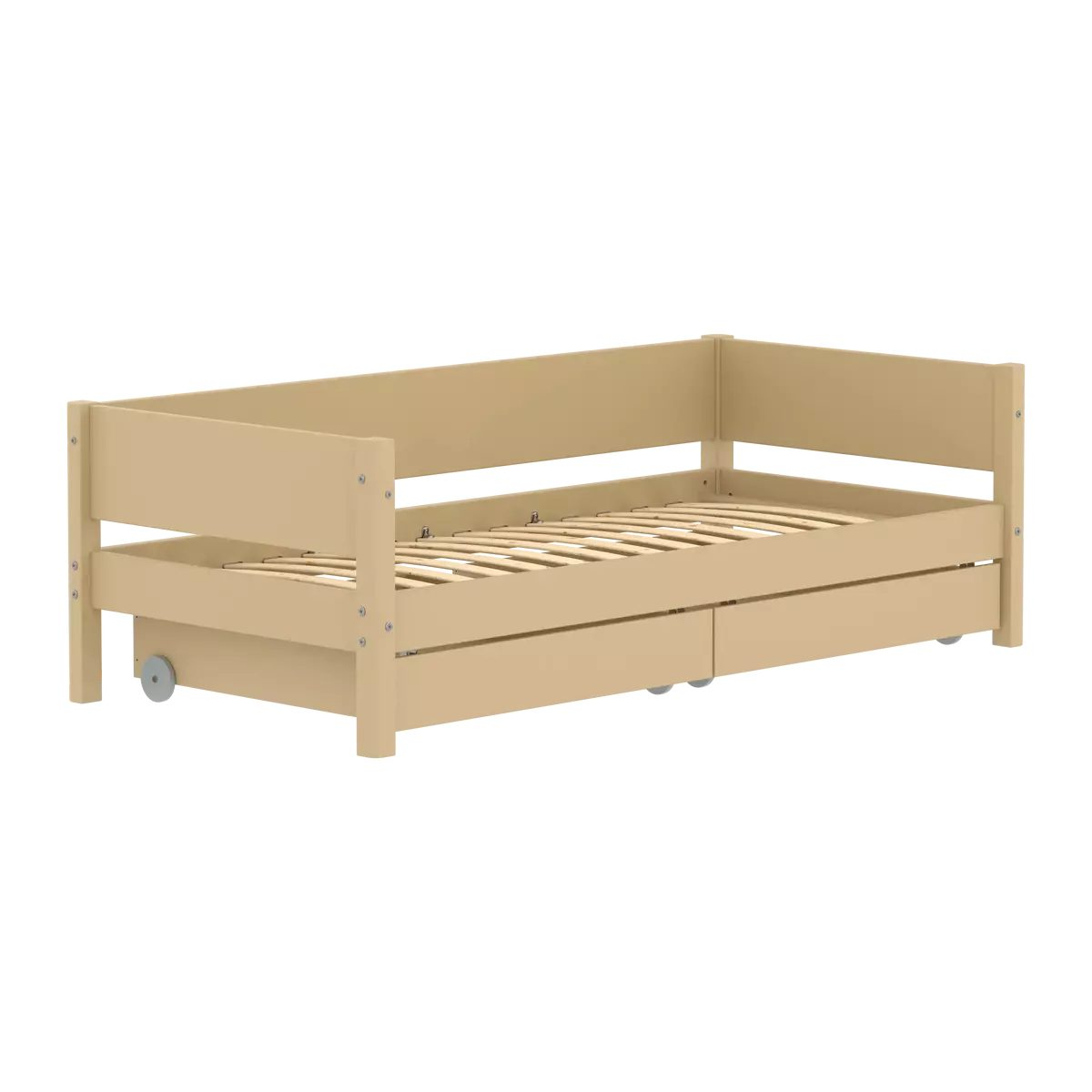 Ein beiger Holzbettrahmen mit hoher Rückenlehne und zwei Schubladen auf Rollen unten.