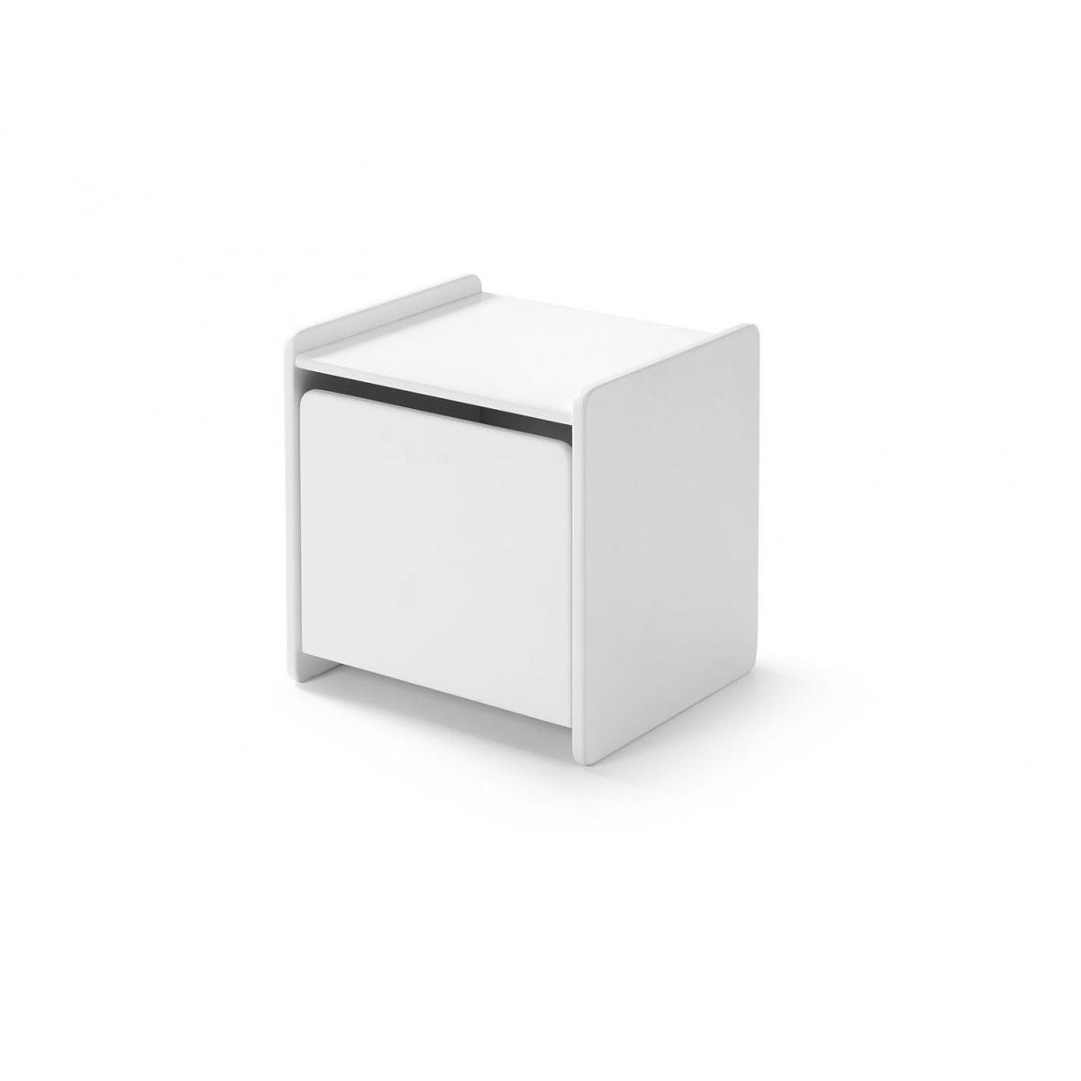 Ein minimalistischer, weißer Holzwürfel mit einer Schublade auf weißem Hintergrund.
