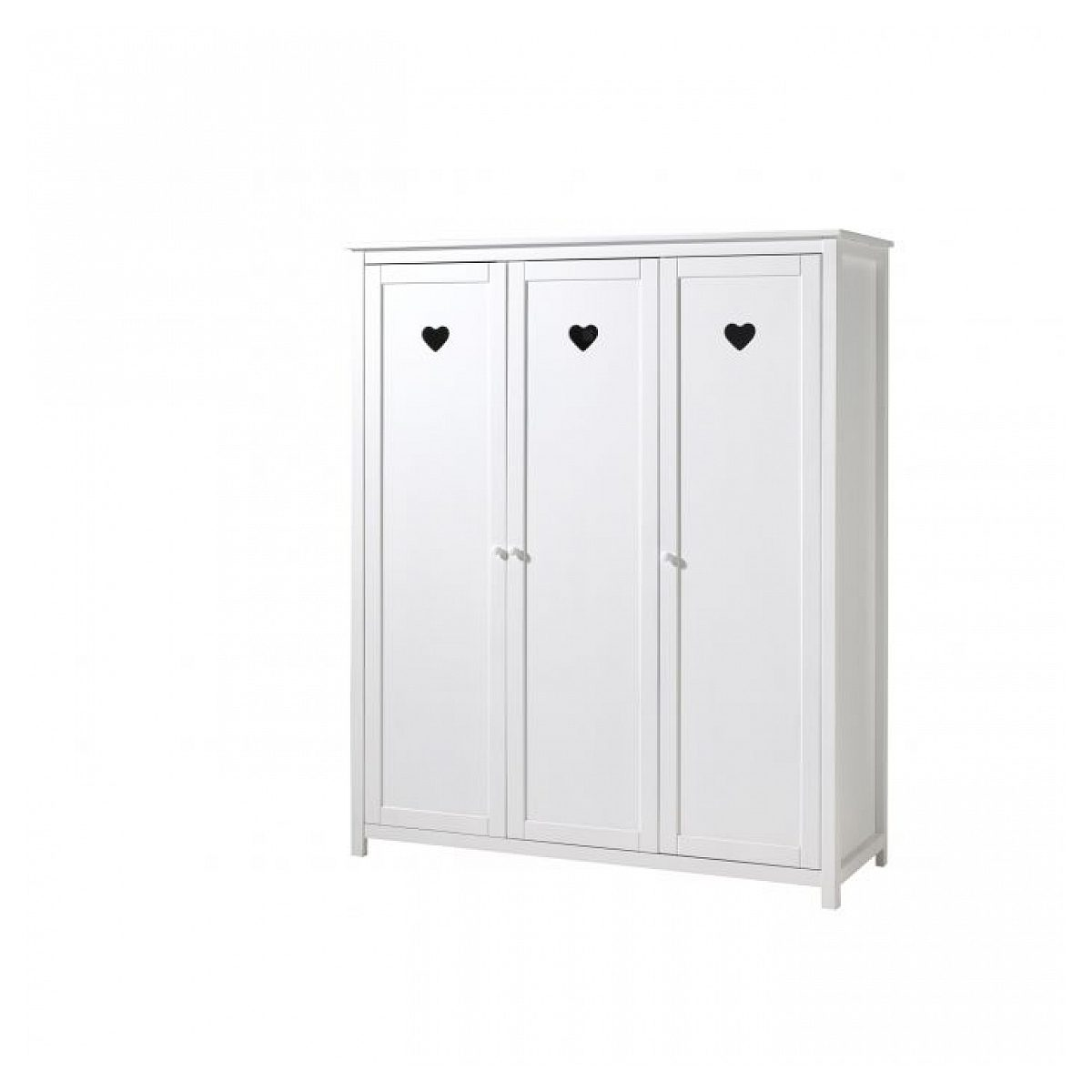 Ein weißer dreitüriger Kleiderschrank mit schwarzen Herzmotiven auf den Türen auf weißem Hintergrund.