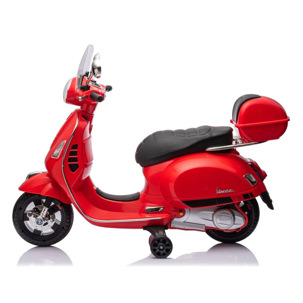 Ein roter Kinderroller mit schwarzem Sitz und Stützrädern vor weißem Hintergrund.