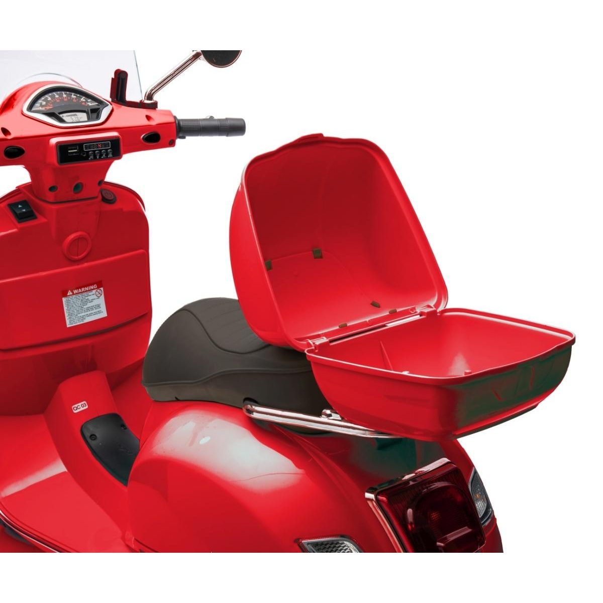 Ein roter Motorroller mit offenem Gepäckkoffer hinten auf weißem Hintergrund.