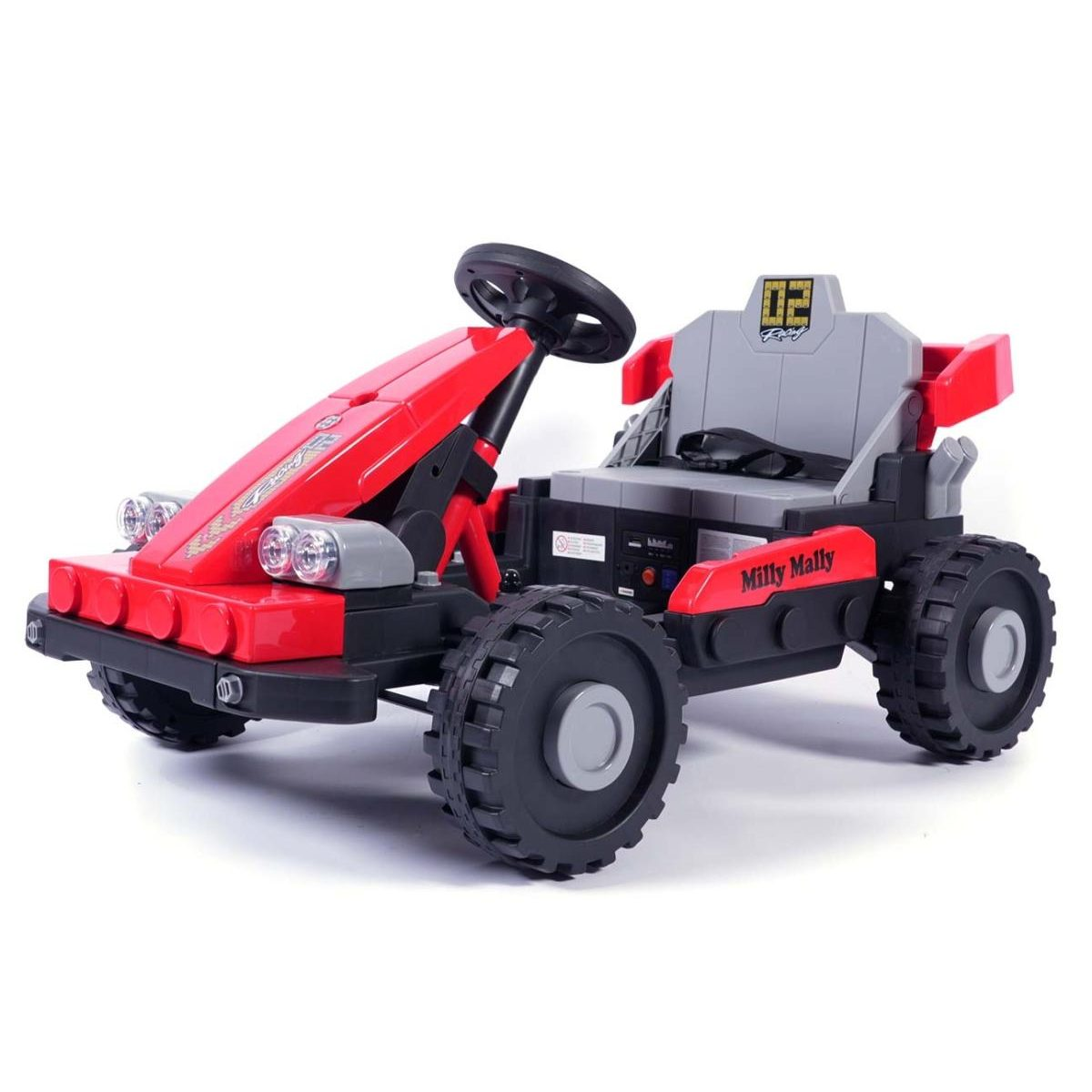 Ein rotes und graues Kinder-Go-Kart mit vier großen profilierten Rädern, einem Lenkrad und einem Sitz vor weißem Hintergrund.