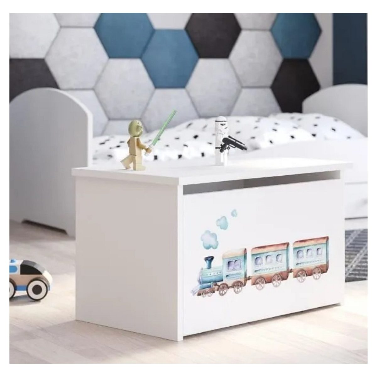 Eine weiße Spielzeugkiste mit einem blauen Dampfzug-Aufkleber im Kinderzimmer.