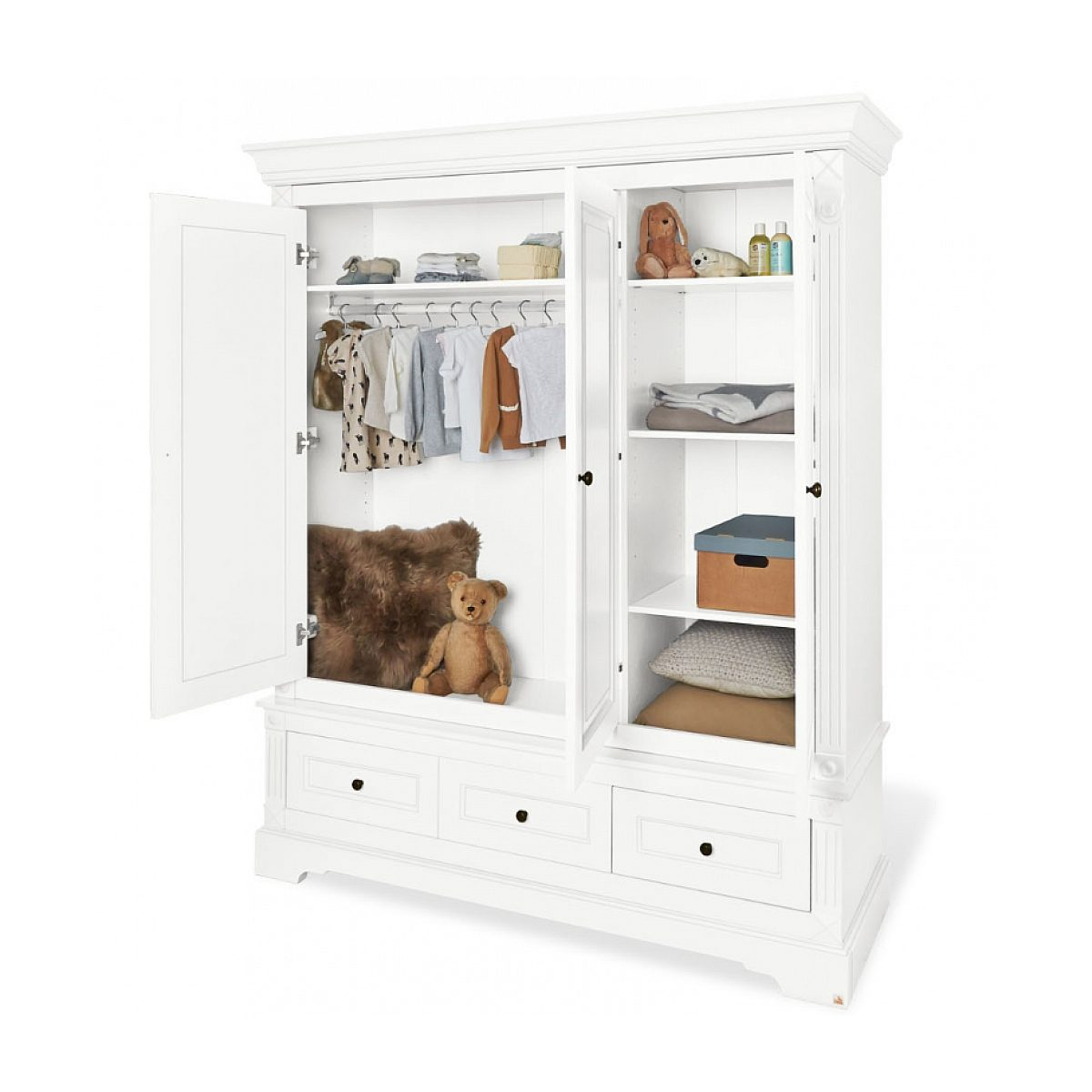 Ein großer weißer Kleiderschrank mit offenen Türen, gefüllt mit Kinderkleidung, Kuscheltieren und Kissen.