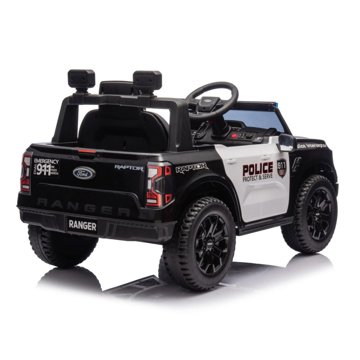 Ein schwarz-weißer Ford Ranger Spielzeug-Polizeiwagen mit großen Reifen und Überrollbügeln vor weißem Hintergrund.